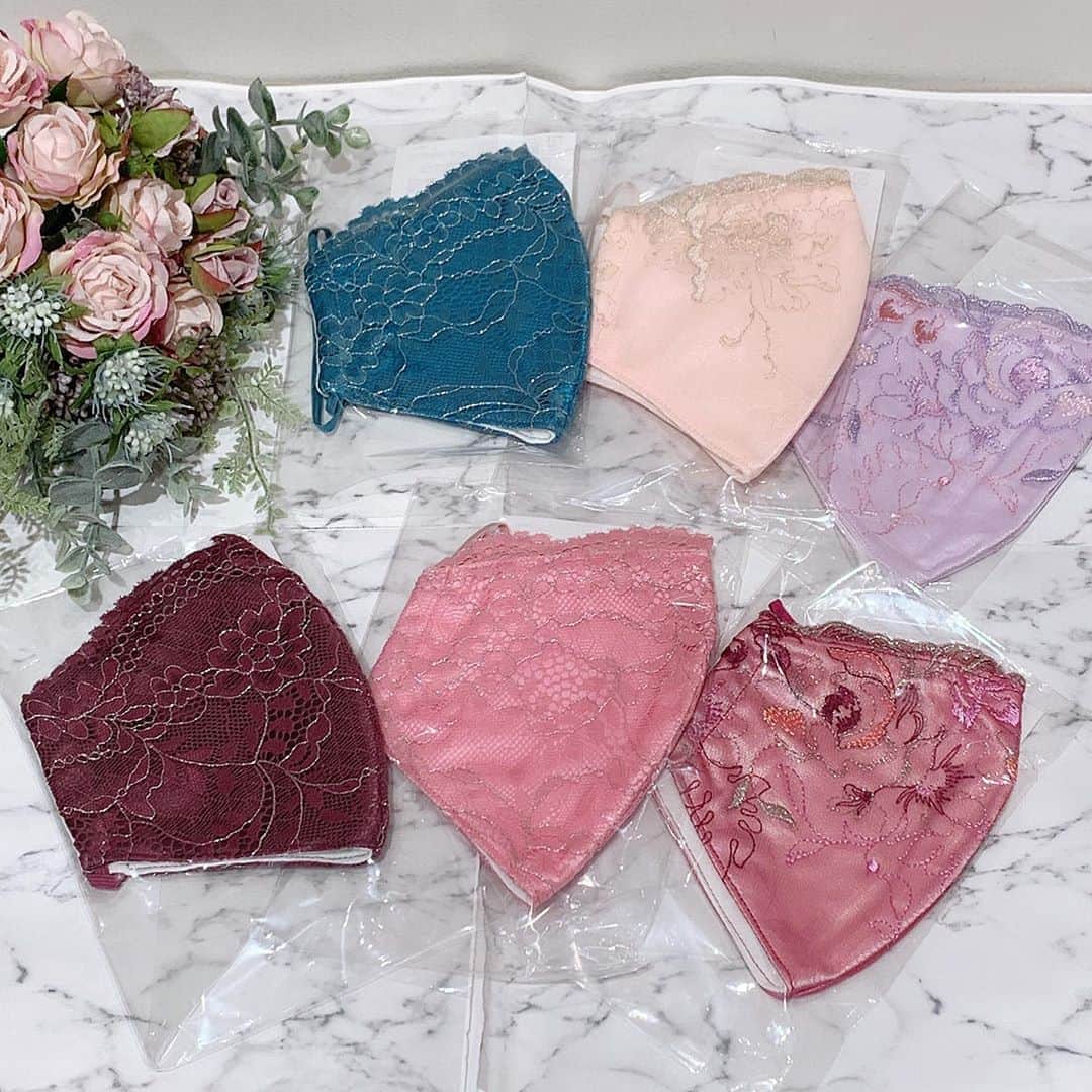Ravijour札幌4丁目プラザ店のインスタグラム：「マスク新色入荷致しました❤️  コットン100%で肌に優しいマスク！ 札幌店では11色取り扱い御座います！  取り置きも承ってますので 是非お問い合わせ下さい🙆‍♀️💓  #レースマスク #ravijour #ravijour_official  #ravijourstaff  #ravijoursapporo  #ラヴィジュール」