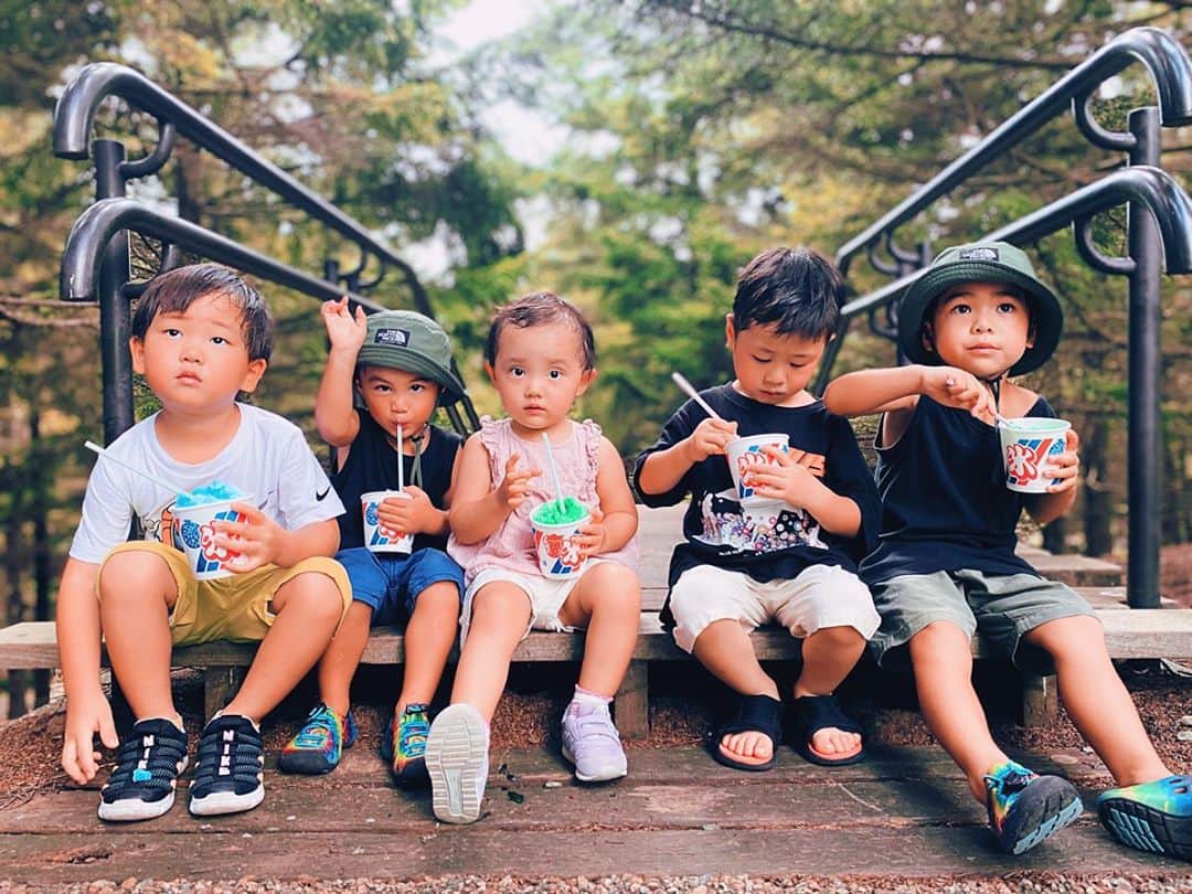 齋藤美波のインスタグラム：「👦🏻👦🏻👶🏻👦🏻👦🏻 お兄達に囲まれる唯一の女の子ナナ🎀 ・ 8月みんなで よこはまズーラシア🦒🐅🐊 5人もいりゃぁ わちゃわちゃまとまりない。笑 母達は常に大声出し、 走り回る子供達追いかけるが ・ 子供達は楽しそうで 何よりです🤪♥️ ・ 大変なの承知でいつも出かけるけど 楽しそうな子供達の顔見ると一瞬でも 疲れ吹っ飛ぶ😘 #一瞬だけね 笑 ・ 初めてのズーラシアだったから 回れなかったとこあって悔い... 次こそは効率よく回るぞ🌴 ・ この子達のママとは 子なしでも会いたい。笑 なのにみんなそれぞれが 離れてるからなかなか すぐに会えないのが つらぴ。 ・ またすぐね♥️🤍♥️🤍 @annaotai  @i_am_lisa_xx  ・ ・ #よこはまズーラシア #幼馴染 #マイメン #動物園デート #zoo#date#myfriends#bestfriend#cute#boys#onlygirl#yokoham」