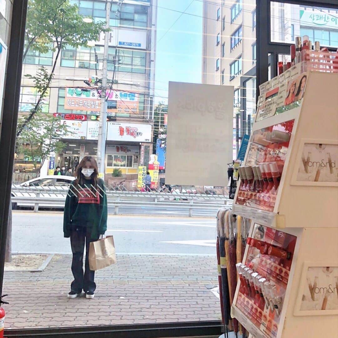 チョン・ハナのインスタグラム：「👻 엄마가 아빠바지 입었냐 구래따.....」