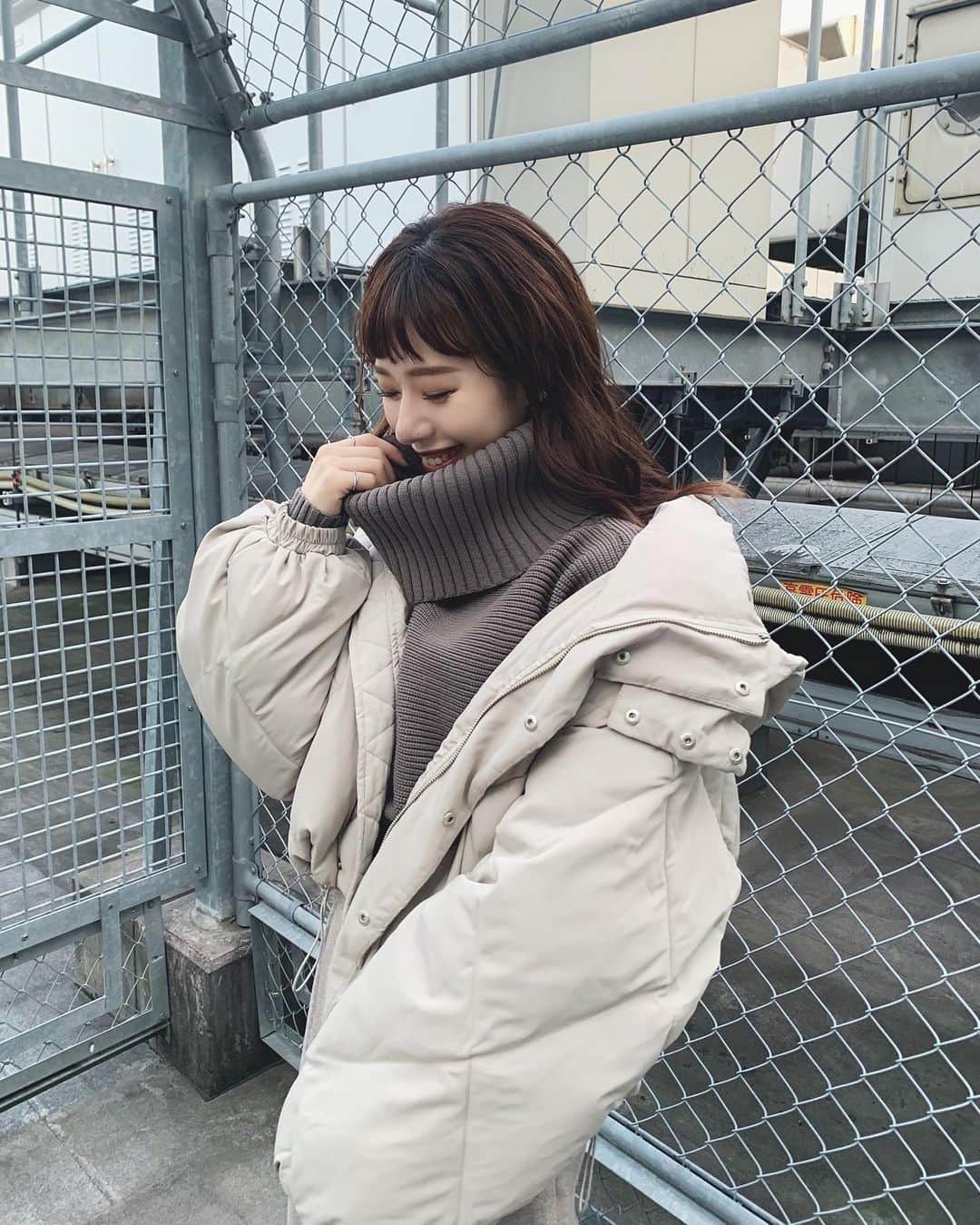 上地雅弥 MURUAのインスタグラム：「ダウンが遂に発売開始になりました☺️ 発売初日から買いにきてくださるお客様もいらして嬉しいな〜☺️💗 毎年冬が来る前には人気カラーは無くなっちゃうので、気になっている方は是非お早目に🏃‍♀️‼️✨ . . #murua #murua_official #murua_by_staff #ダイヤキルトボリュームエアコンダウン #ダウン #ダウンジャケット」