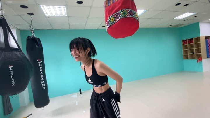 吳子霏（Ellen Wu）のインスタグラム：「最近心理狀態其實不太好，雖然不至於脾氣暴躁，甚至還能帶著笑容，但心裡很明白其實並不感到開心，反而是許多不舒服，必須共處～從打拳也略知一二，無法全然專心，出拳猶豫不決，一直被打斷...不過打一打發洩一下，吸收一點多巴胺...總比什麼事都不做好哩ʕ •ᴥ•ʔ  🥊 @ajie1207 @kenrelampago」