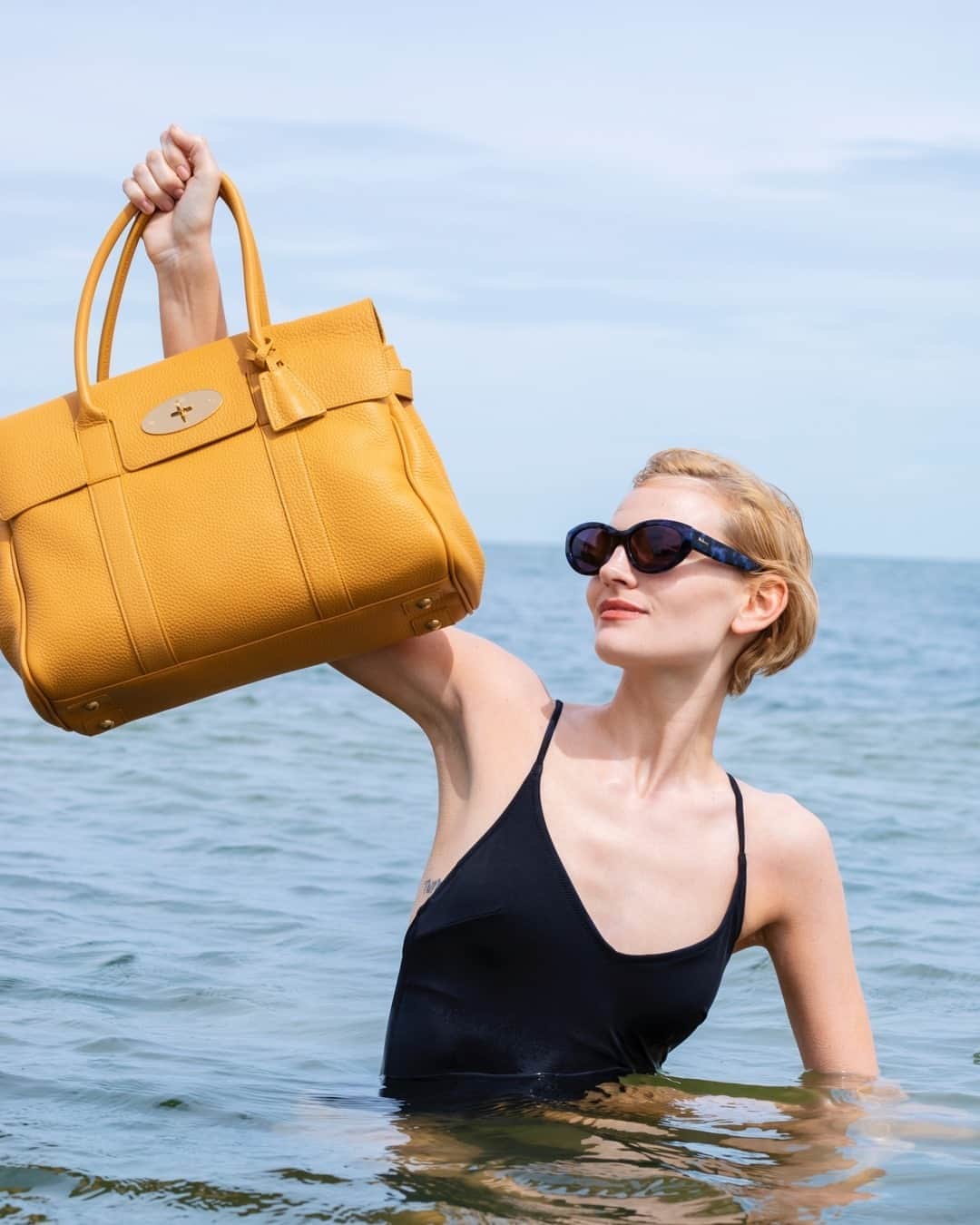 のインスタグラム：「The #MulberryBayswater is truly #MadeToLast with gold standard leather.⁠ .⁠ Discover the #MulberryGreen responsibility charter through our link in bio.」