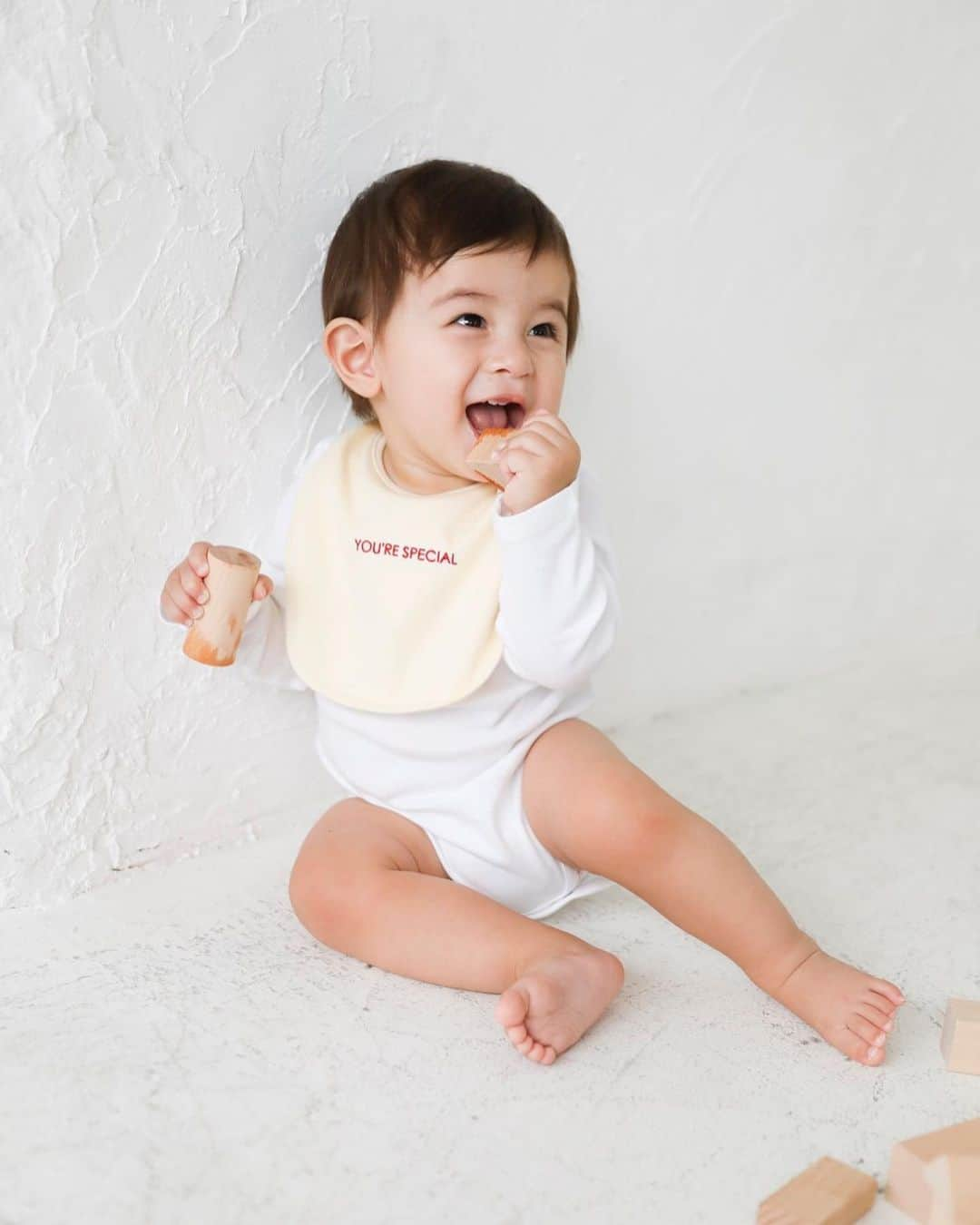 磯部映見のインスタグラム：「Congratulation @sunwei1013  on the launch of new clothing line & website💕 My son is very privileged to be modeling for their baby line :)  いーちゃんがディレクションするブランド、SWUがオープン💐 @swu__official   ベビーのビブのモデルを我が家の次男坊が担当させてもらいました。 ビブは触り心地が良くて、撮影中も終始ご機嫌〜良い経験になったね♡  スウェットトップも家族お揃いで着させてもらい大満足　(まだ写真が撮れてないんだけど、大きいパパも入りました😆)  たった今、Websiteがオープンしたので沢山の方に素晴らしいアイテムが届きますように。 いーちゃんおめでとう🥂 #swu #congratulation」