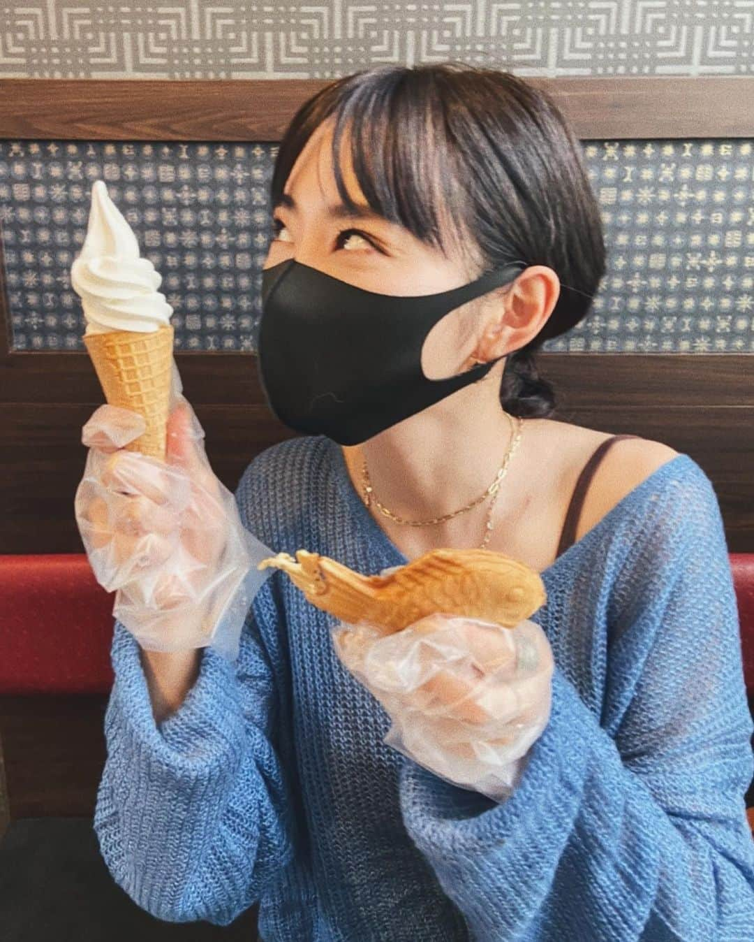 柳橋唯さんのインスタグラム写真 - (柳橋唯Instagram)「デニムのボタンが閉まらなくなるくらい食べて、ノンストップで喋り続けた日。  #沢山喋ったからカロリーゼロ #私はソフトクリームを巻くのが得意です ・ ・ ・ トップス: @ru.mint_shop.ce  デニム、靴: @hm  バッグ: @zara  ・ ・ #デニム#カジュアル#シンプルコーデ#fashion#coordinate #outfit #ootd #今日のコーデ#コーデ#ママコーデ #プチプラ #プチプラコーデ#大人女子#cafe#きれいめコーデ#アラサーコーデ#ブラックコーデ#シンプル#ブラックデニム#lunch#カフェ#カジュアルコーデ#大人カジュアル#ショートブーツ#チェルシーブーツ#サイドゴアブーツ#denim」10月8日 17時16分 - yui.yanagihashi