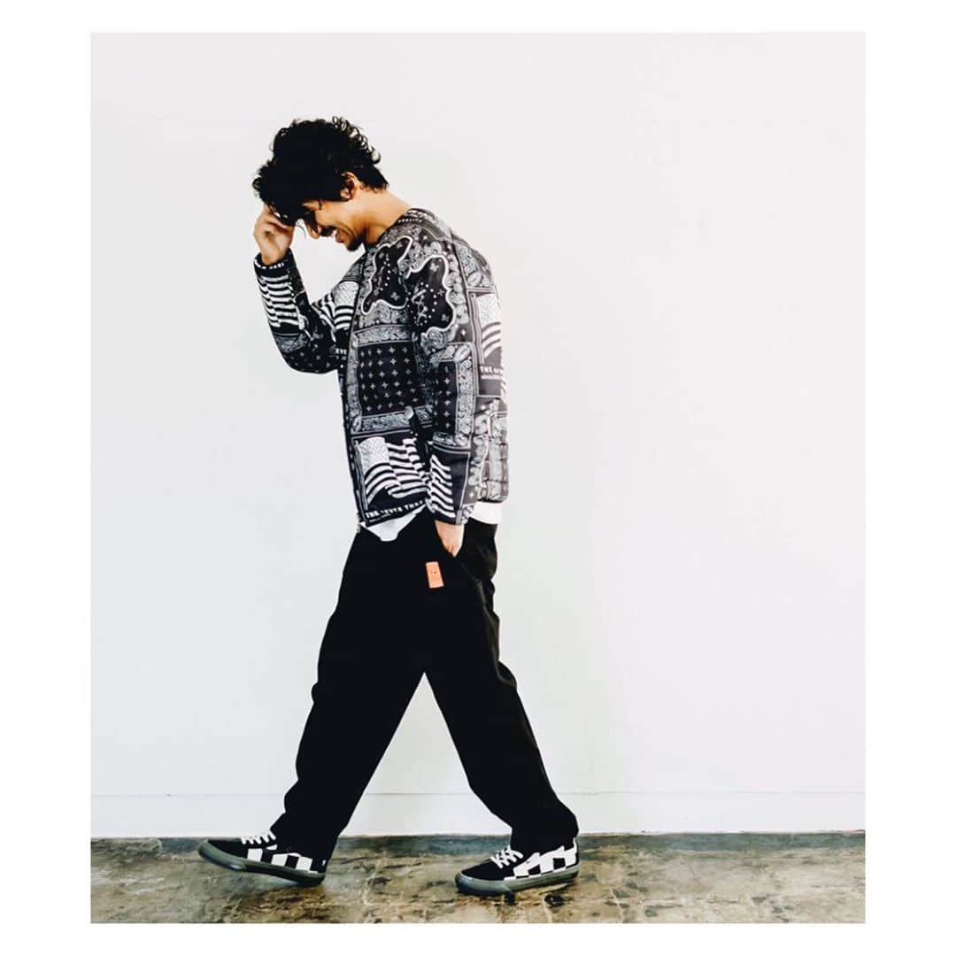 幸太さんのインスタグラム写真 - (幸太Instagram)「Standby for winter @_73r_ ﻿ ﻿ ﻿ 今日は、一気にグッと冷えたね… ﻿ ﻿ 今年は、寒くなるのか暖冬なのか…﻿ ﻿ ﻿ リバーシブルか、ハンテン型か、MA-1かっ…﻿ ﻿ ﻿ ﻿ 冬のコーデを悩みながらでも﻿ チェックしてみてくださーい😁﻿ ﻿ ﻿ ⚠️予約受付期間は28日までですが、﻿ 予定販売数に達し次第予約終了に﻿ なるみたいですので﻿ ﻿ 気になった方は、お早めに‼️﻿ ﻿ ﻿ 2020AW OUTER COLLECTION✔️﻿ ﻿ お待たせいたしました。特集ページURLを解禁致します。ぜひご覧ください！﻿ ﻿ https://www.x973.jp/73r_2020_aw/﻿ ﻿ 2020AW、今作のアウターコレクション4デザインのご予約受付をスタート。﻿ ﻿ 【予約受付期間】﻿ 2020年10月4日(日)〜10月28日(水)18:00﻿ ※在庫が無くなり次第終了とさせて頂きますのでご了承下さい。﻿ ﻿ 【商品お届け予定日】﻿ 2020年11月上旬から中旬﻿ ﻿ ﻿ ﻿ ﻿ #73r #7three #surf #street #skate #outer #2020aw #mensfashion #ma1コーデ #mensstreetstyle #model #surfer #beautyadvisor #beachtree #アウター #メンズコーデ #ストリートファッション #サーフスタイル #予約販売 ﻿ #大人ストリートコーデ #ビーチスタイル #ダウンジャケット #リバーシブルジャケット ﻿ #モデル #サーファー #男性美容家 #ビーチツリー本厚木 #幸太を探せ ﻿」10月8日 17時25分 - kotawave