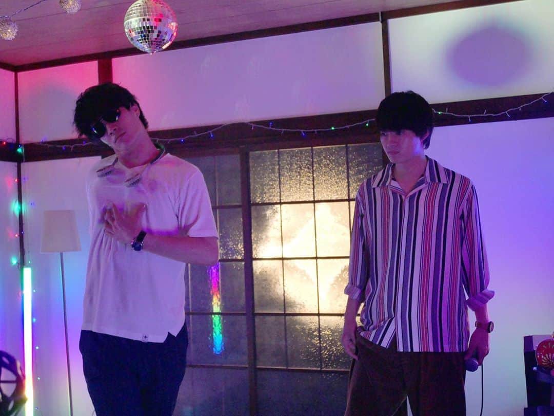 俺たちはあぶなくない（俺あぶ）ドラマ公式のインスタグラム：「カラオケパーティー中の…刑事です笑 2人が歌って踊るのか…皆さん予想はつきましたか！？  #ドラマ特区 #俺たちはあぶなくない #俺あぶ #鈴木伸之 #佐野勇斗 本日4話‼️ MBS 24:59~ tvk 23:00~ 25:30~見逃し配信スタート」