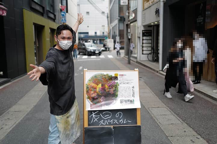 福岡グルメ 福岡ランチ「デビログ」さんのインスタグラム写真 - (福岡グルメ 福岡ランチ「デビログ」Instagram)「大名にある老舗バー『#シーラカンス 』でランチ営業している『タマカレー』に伺った。 今回はチキンカレー、アサリカレー、トウフヌードルの3種類の全部のせで1,400円(税込)。 これは彩りも鮮やかで美しい✌️見た目だけでなく、味もバリウマ😋👌 店主のジャイアンさんは見た目はチャラそうだが、実は繊細で真面目な人やった🙆‍♂️ スリランカやベトナムに3年間いたらしいが、その経験と独自のセンスが光るカレーに仕上がっとるよ。 夜のバー営業時はジャイアンさんはいないけど、カレーは食べることができるらしい。 PayPay使える。 . メニュー、他picは「デビログ」に掲載しています。 サイトを見る場合はブラウザで「デビログ」で検索👉 . #タマカレー (#Barシーラカンス ) #福岡市中央区大名 1-13-20 松島ビル1F 092-721-4507 11:00～14:30 定休日：月曜日 . 本日‪22時から‬#コミュニティラジオ天神 (FM77.7MHz)で「#カレバカラジオ 」放送しますよ。 YouTubeでもリアルタイムで聴けるので、「カレバカラジオ」で検索してくださいね。 . #福岡カレー #福岡カレー部 #大名 #大名グルメ #大名ランチ #大名カレー  #福岡 #博多 #fukuokapics #fukuoka #fukuokacity #hakata #fukuokagourmet #IGersJP #ig_japan #福岡グルメ #福岡ランチ #福岡ごはん #福岡ご飯 #食べログ福岡 #福岡飯 #福岡食べ歩き #福岡インスタグルメ #インスタグルメ福岡」10月8日 17時33分 - devi_takahashi