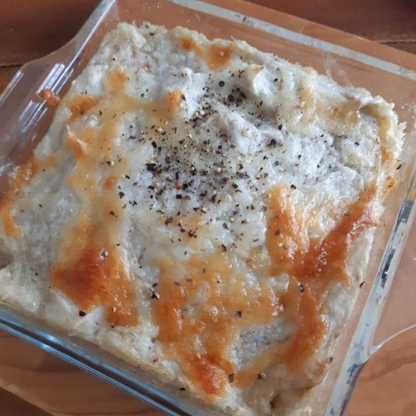 のインスタグラム：「アメブロにポストしてる「奏でる食べるは好きなこと」更新しました。 お待たせです。 涼しくなってきたので心置きなくオーブンも火もつかえる喜び。 ネットリと美味しい【里芋のグラタン】はそのままはもちろん、トーストしたバケットに乗せてもgoodです。 この耐熱皿100均で見つけました、優秀✨  https://ameblo.jp/tokie4strings/entry-12630229439.html  #奏でる食べるは好きなこと  #里芋 #グラタン」