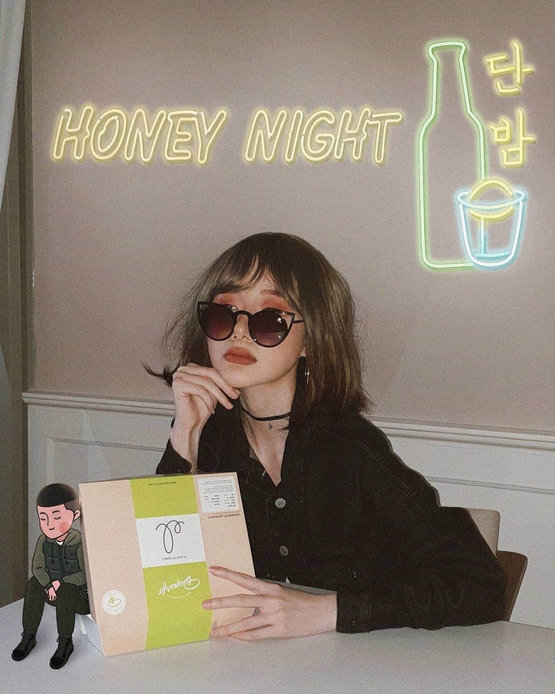 エリッサ・ヤマダのインスタグラム：「Ready for my honeym̶o̶o̶n̶ night with Park Saeroyi at @dapurfit #KDramaMarathonwithDapurfit! 😜 We're gonna eat DanBam's signature menu, Sundubu-jjigae, while listening to Sweet Night by V (3rd slide) 🥰🌜✨  #dapurfit #kdrama #itaewonclass #parksaeroyi #joyiseo #sweetnight」