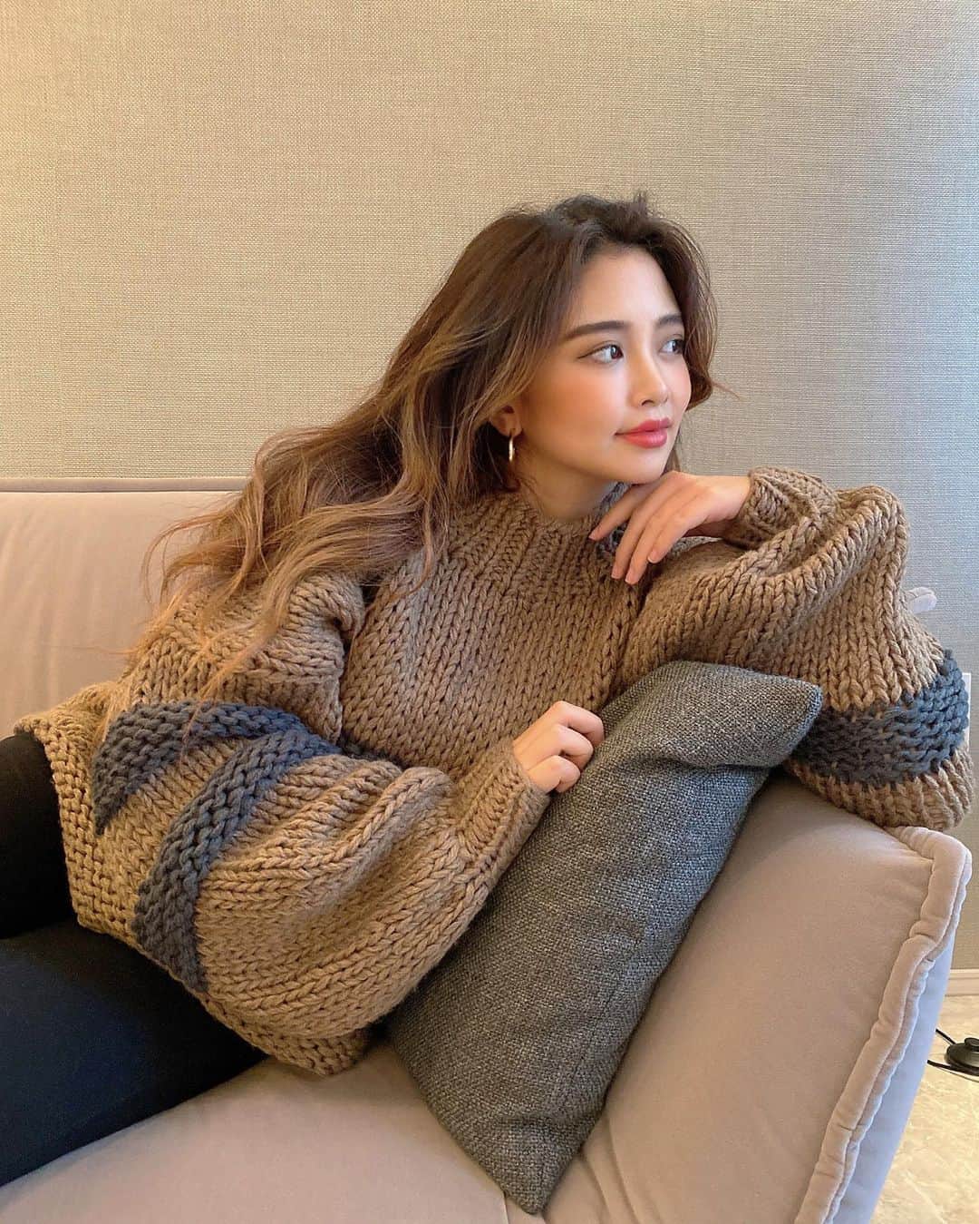 Yumaikaのインスタグラム：「ふわふわっ🦦♡  ボリューミーなざっくり編みニット🧶  あったかいし、絶妙な色バランスもお気に入り☕️ ボーダーラインが　ちょっとモコっとしてて立体的なとこも🤤  pinkは　苺ミルク🍓みたいでなんだか好き🥛  こちらも来週の火曜日発売です☺︎ @helioslivin_official」
