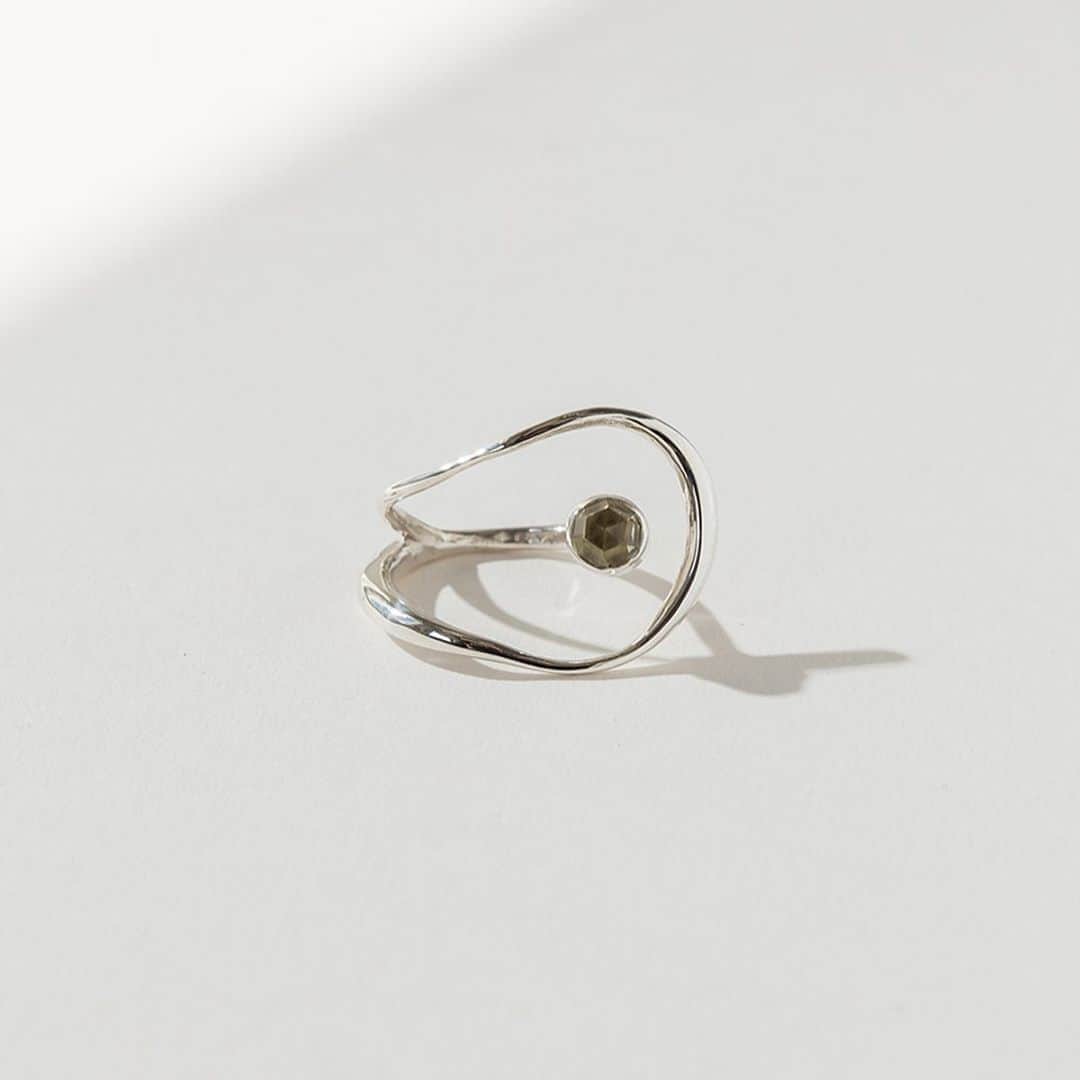 Sisterさんのインスタグラム写真 - (SisterInstagram)「-FARIS Now on sale-  SATURN Ring/Sterling Silver ¥35,000 (+tax)  We can ship worldwide. Please feel free to contact to us our e-mail. info@sister-tokyo.com  #faris #farisjewelry #accessory #sister_tokyo #ring」10月8日 17時44分 - sister_tokyo