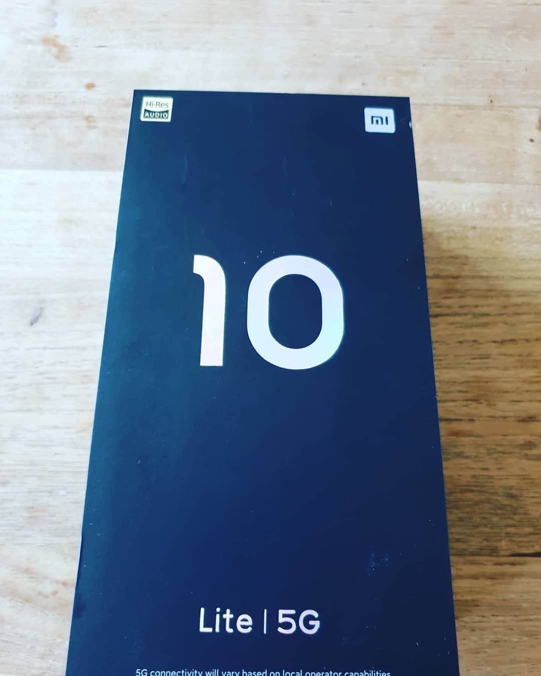 ソ・ジソクのインスタグラム：「바꿀때가 됐는데 기가막힌 선물! 타이밍 굿!  #미10라이트 #미텐라이트  #샤오미폰 감사히 사용해보겠습니다~~」