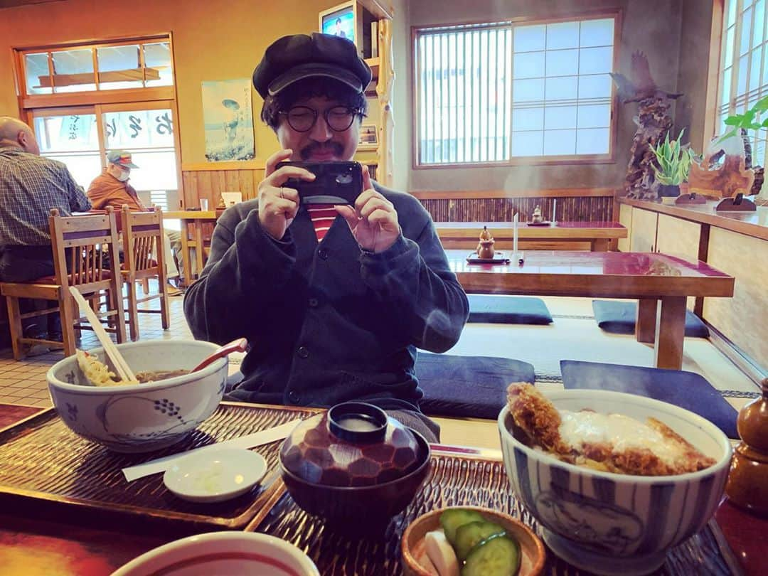 神谷洵平さんのインスタグラム写真 - (神谷洵平Instagram)「蕎麦を食べに来たが、 やはりカツ丼もシェアした カツ部OB(最近全くカツ動が出来てなかったため我々今回はOBに降格しました)。喝です。 #soba #katsudon #share #喝部」10月8日 17時56分 - junpeikamiya