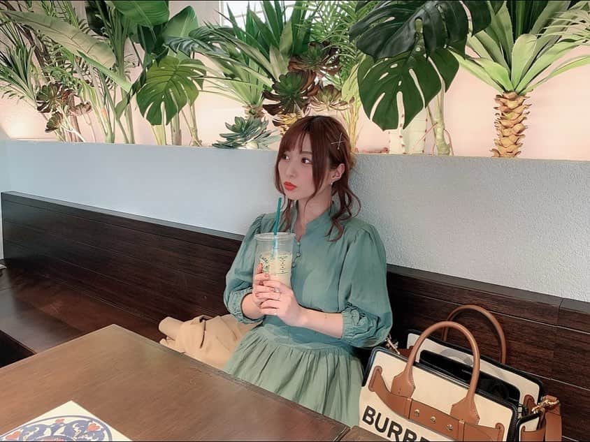 のインスタグラム：「♡ . . 昨日はコメント 沢山ありがとう！！ . とっても嬉しかったー✨ . 一言でもなんか残してもらえると 幸せな気持ちになるね！☺️ . . 昨日のポストで 前髪伸びたねー！って 沢山言っていただけたのだけど 前髪は、こんな感じで 普通にあるんです！ . . 最近、前髪流してるの良いね って言っていただける機会が 多かったので おでこ出すことが 増えました✌️ . . こちらは Cafeでのひとこま。 良い感じにニヤけてるでしょ？ 大好きな人が 撮ってくれた写真だからね🤳 . . #cafe #saycheese」