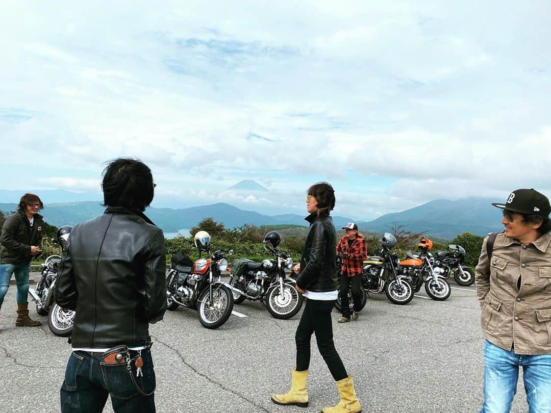 浅田信一のインスタグラム：「好きな一枚。  普段は群れるのがあまり得意ではないであろう其々ですが、なんなんですかねこの連帯感は。  #z900rs  #w650 #harleydavidson48 #triumphbonnevillet100 #triumphbonnevillet120 #zephyr750」