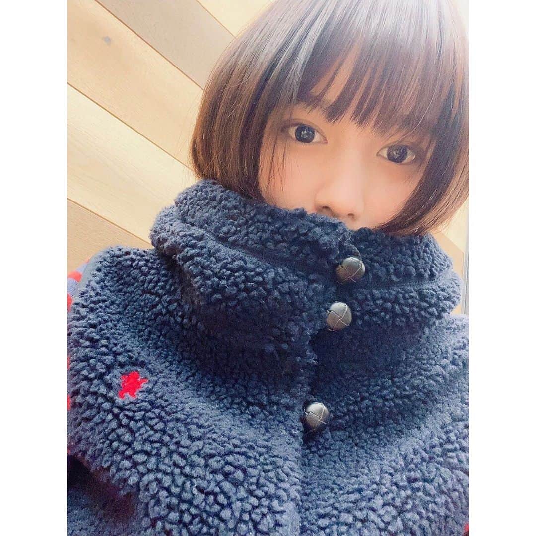 梶原凪のインスタグラム：「. 急に寒くなってきましたね〜。 お気に入りのベスト出しました！ 色違いで二着持ってます😆😆  皆さんも風邪に気をつけてくださいね！」