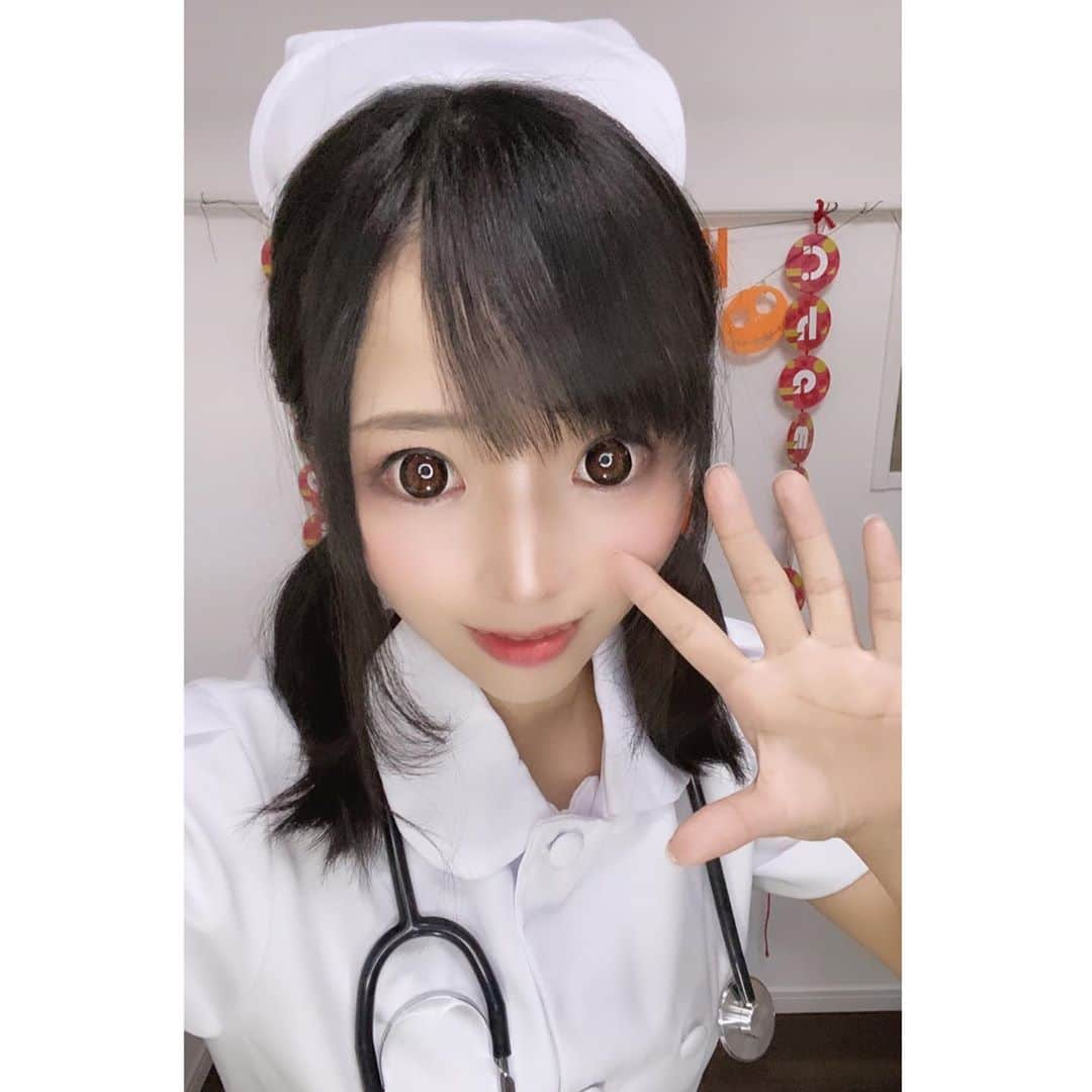 なつみさんのインスタグラム写真 - (なつみInstagram)「ハロウィン🎃コスプレ祭りVol.2💗 10月7日はナース💉コスでの配信でした🥰  なつみ病ウイルス感染者様、集合〜🥳💓  【告知】本日8日からPocochaアイテム「魔法のお城」 を下さった方にその日のコスプレ写真のポストカード💌をプレゼントします😘 可愛いポストカードを作るので、たくさん参加してもらえたら嬉しいです💞  #ライブ配信#Pococha#Pocochaライバー#ポコチャ#ライバー#バセドウ病#吃音症#八重歯#宅建士#宅建#宅地建物取引士#不動産営業#イギリス留学#🧢なつみ👻🍊Natsumi#ナースコスプレ#ナースコス#ハロウィンコスプレ#コスプレ配信#歴史韓ドラ#洋楽」10月8日 17時57分 - natsumipeanuts