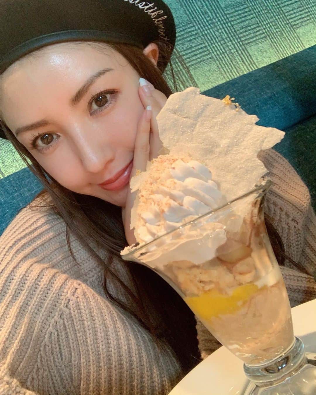 美香さんのインスタグラム写真 - (美香Instagram)「寒くて迷ったけれど、やっぱり食べました😋 #モンブランパフェ🌰」10月8日 17時58分 - mikaofficial99
