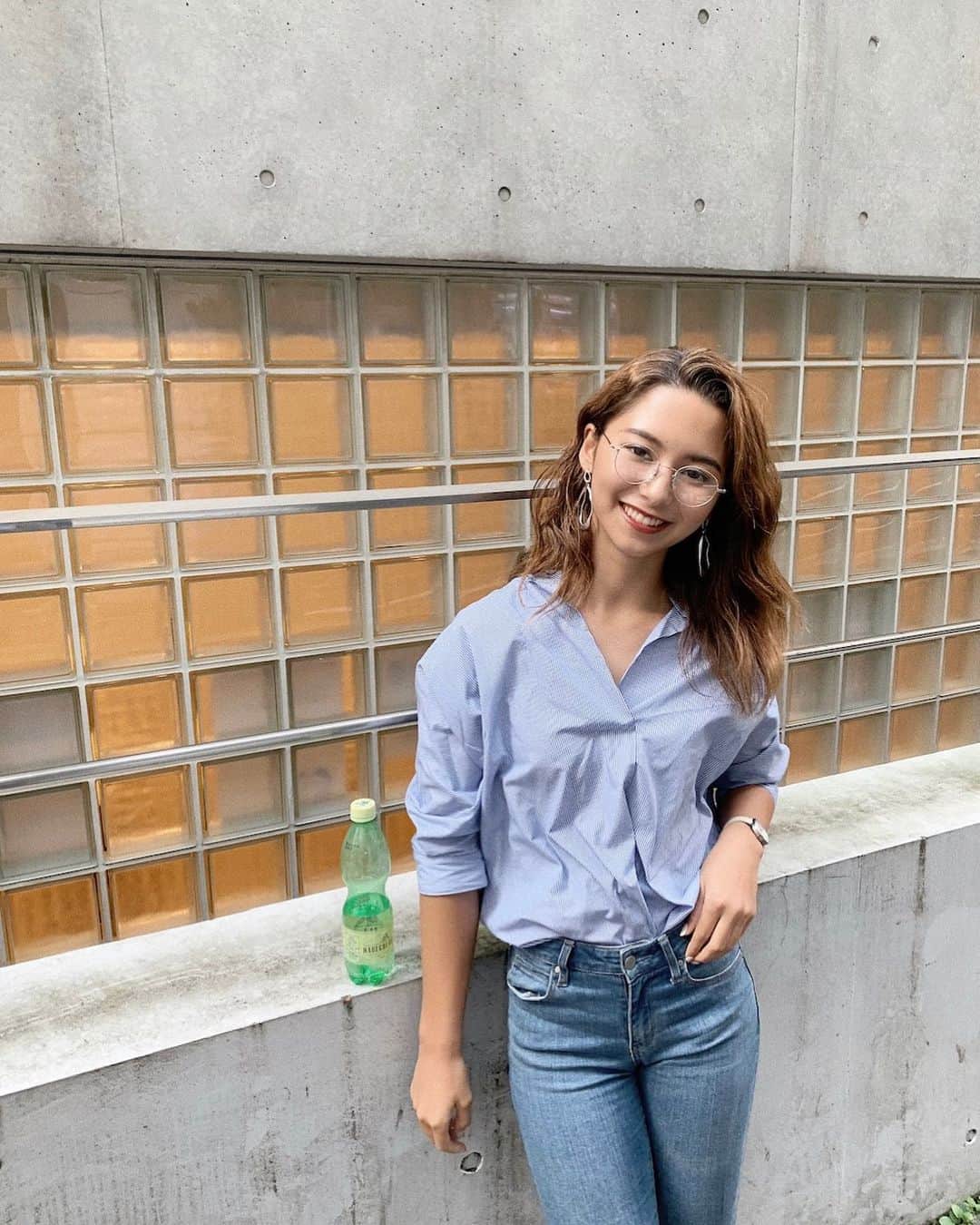 のインスタグラム：「柄にもなく 真面目ぶって 眼鏡とかかけたみた🤭 寒くなってきたけど水分補給はしっかりね！」