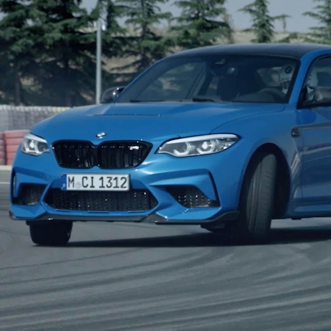 のインスタグラム：「純粋なる激情。BMW M2 CS。  桁外れのパフォーマンスは真のモータースポーツの昂奮を呼び覚ます。 究極の俊敏性とダイナミクスはアドレナリン全開で駆けぬける歓びをもたらし、ドライバーの鼓動を加速させる。  #ThrillMustGoOn #BMWM #木曜日のM #THEM2CS #BMW #BMWJapan #駆けぬける歓び」