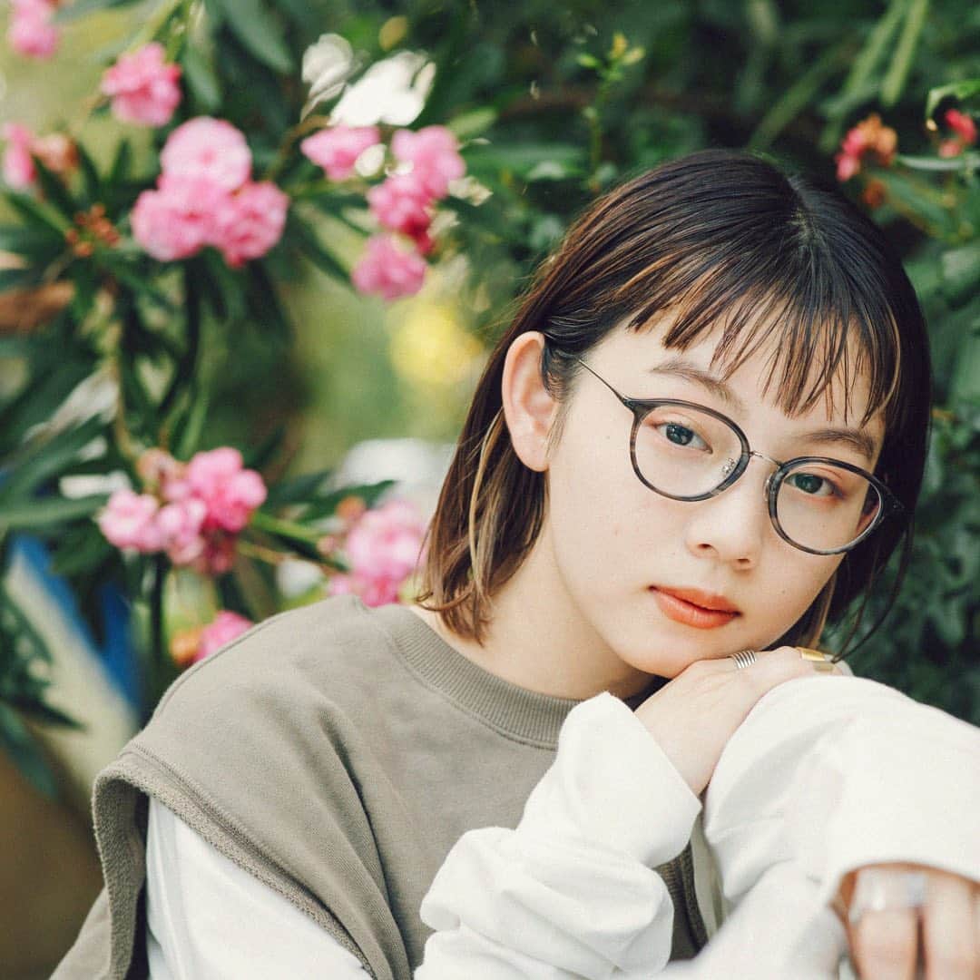Zoff Officialのインスタグラム：「《ほんのり甘い #秋リップ 》 ファッションをビターなカラーでまとめた日は、スモーキーオレンジのリップをポイントに🍊  存在感のあるアイウェアとのバランスが大事！  Zoff CLASSIC ZF201006_13A1 ¥11,000(税込)  model @miyutomii88  ※店舗により在庫数が異なります。予めご了承ください。  #zoff #ゾフ #Zoff女子 #ゾフ女子 #メガネ #メガネ女子 #秋メイク #秋ファッション #コーデ #今日のコーデ #アースカラーコーデ #カジュアル #カジュアルコーデ #ファッション #ファッションコーデ」