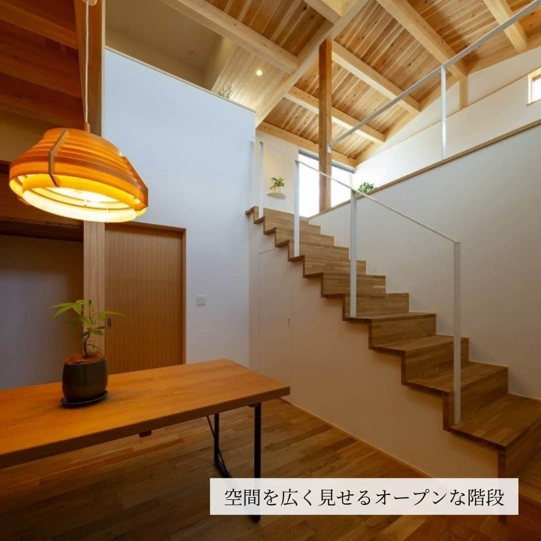 株式会社なんば建築工房さんのインスタグラム写真 - (株式会社なんば建築工房Instagram)「【階段】 オープンな階段とし空間を広く見せている。 階段下は収納となっており、扉は壁と同一の仕上げとし、存在感を消している。 ---------------------------------------------﻿ ﻿﻿ 資料請求はこちら▶ @nkk_request イベント予約はこちら▶ @nkk_event  動画で「WEB見学会」公開中‼︎ ﻿ →IGTVからご覧いただけます。﻿ ﻿ -----------------------------------------------﻿  #階段 #手摺り #階段下収納 #階段下収納スペース #スキップフロア #スキップフロアのある家   #なんば建築工房 #岡山県倉敷市 #児島 #工務店 #大工 #職人 #手仕事 #工務店だからつくれる家 #注文住宅 #新築 #リフォーム #増改築 #古民家再生  #平屋 #一戸建て #日本家屋 #和風の家 #木の家 #自然素材の家 #無垢の木の家  #施工事例 #マイホーム #家づくり」10月8日 18時00分 - nanba_kenchiku_official