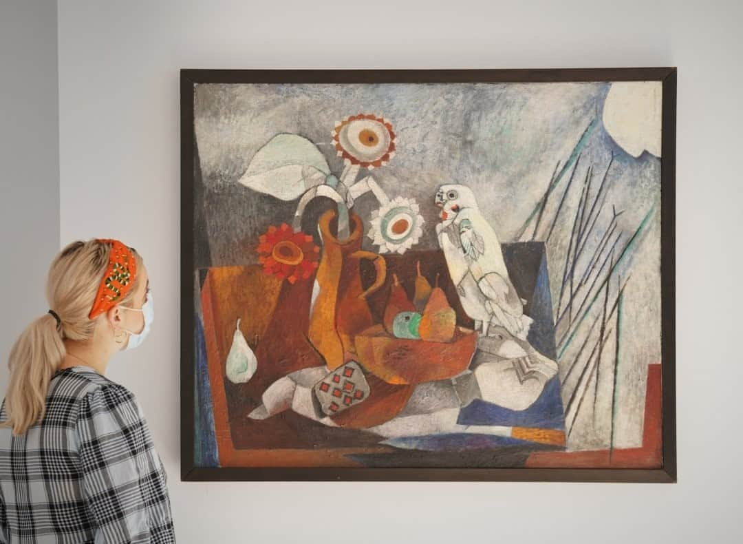 サザビーズさんのインスタグラム写真 - (サザビーズInstagram)「Heinrich Campendonk was a key member of the Expressionist group Der Blaue Reiter, inspired by the animal world and folk art of Bavaria. 'Still Life with Parrot' (1928), with its lyrical motifs and bright hues set against an icy background, illustrates the movement's unfaltering belief in a cosmic harmony between man and nature.   It is currently being offered in our Impressionist & Modern art online sale, open for bidding until 14 October (link in bio).  #SothebysImpMod #SothebysOnline #HeinrichCampendonk #GermanArt #Expressionism」10月8日 18時01分 - sothebys