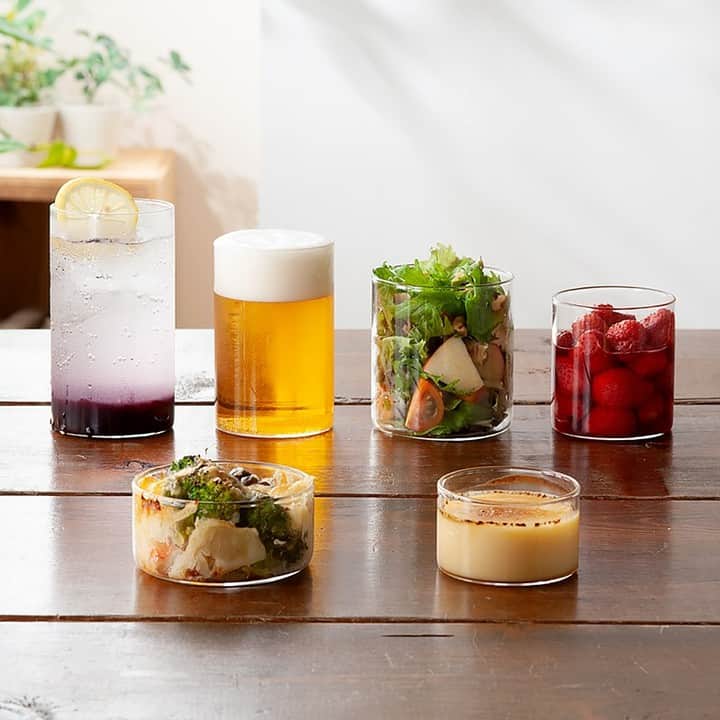 フリーデザインさんのインスタグラム写真 - (フリーデザインInstagram)「. 冷たい飲み物を入れるだけじゃない！オーブンやトースターは、もちろん、直火もOK!  ミニマルな見た目に反して、多様な活躍ぶりを発揮してくれる「ヴィジョングラス」。 . こちらは、インドの理化学製品メーカー「ボロシル／BOROSIL」社が製造する、とってもタフな耐熱グラスです。使い方次第で表情が変化するグラスは、専用の蓋「リド」をつけるとキャニスターに早変わりしますよ。 . . ▼詳細はプロフィールのリンクからご覧いただけます。 → @freedesign_jp . 【取扱店舗】 #フリーデザインオンラインショップ . #borosil #ボロシル #visionglass #ヴィジョングラス #glass #グラス #耐熱グラス #耐熱ガラス #キャニスター #インテリア #キッチンアイテム #freedesign #フリーデザイン #暮らしの道具 #暮らしを楽しむ #丁寧な暮らし #雑貨店 #雑貨屋」10月8日 18時02分 - freedesign_jp