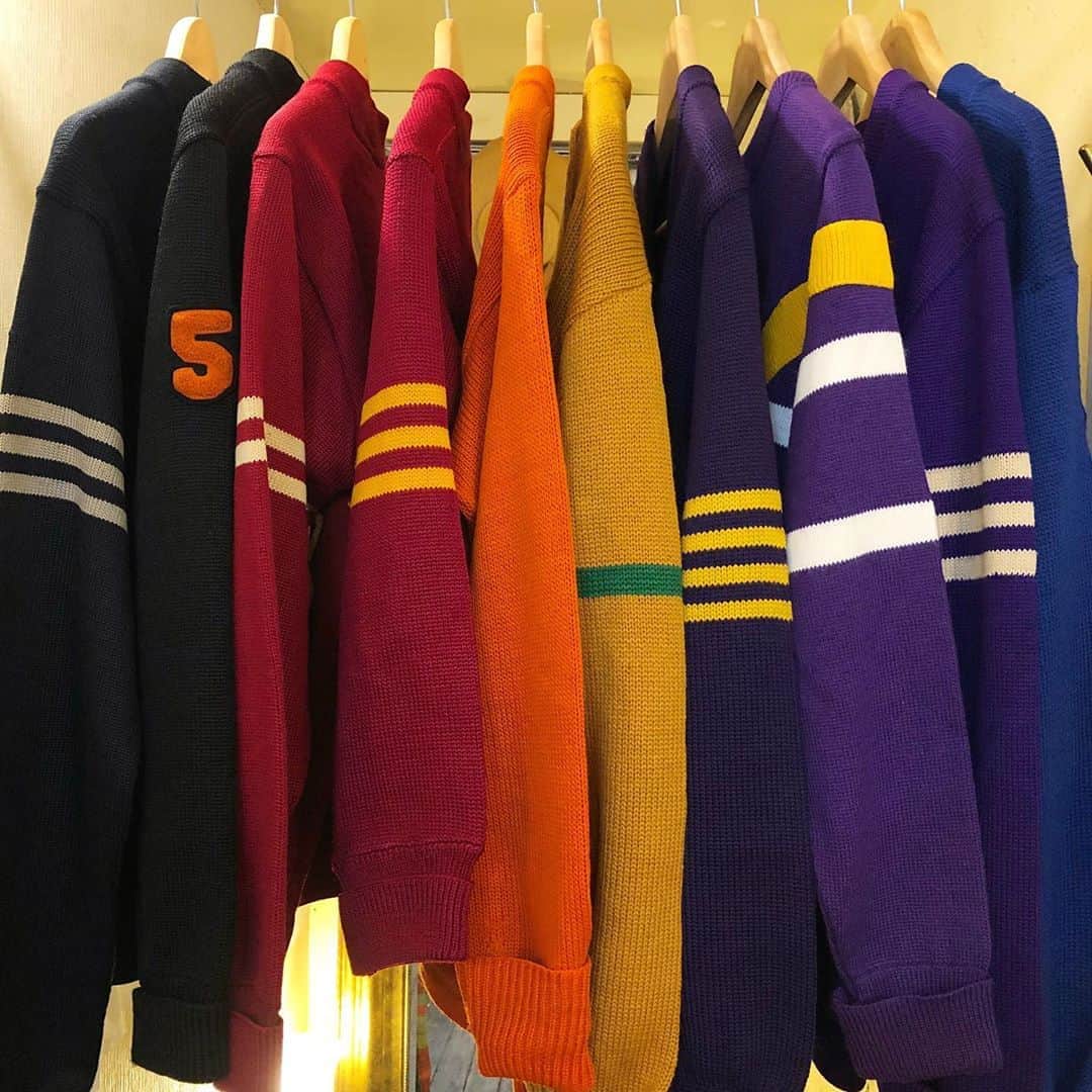 NUTTY Vintage&Collectibleのインスタグラム：「📚RECOMMEND VINTAGE📚  ☑︎vtg 50's-60's letterd cardigan&sweater  1950年代から1960年代頃に流行したアイビールック。 その頃に生まれた、大きなアルファベットが付けられたカーディガン&セーターです。 アメリカントラッドな装いに欠かせないアイテムに 今秋挑戦してみませんか？🍃  💌DMにて通販承っております💌  ------------------------------------ 🛍NUTTY通販について🛍 ------------------------------------- ＜ONLINE STORE＞ VINTAGE▶︎http://nutty.theshop.jp/ USED SELECT▶︎https://nuttyselect.official.ec/ （プロフィールページURLよりjump🕊） ㅤㅤㅤㅤㅤㅤㅤㅤㅤㅤㅤㅤㅤ ＜VIDEO CHAT SHOPPING＞ テレビ電話をお繋ぎして、リアルタイムでご案内いたします。詳細は過去の投稿をご覧ください。」