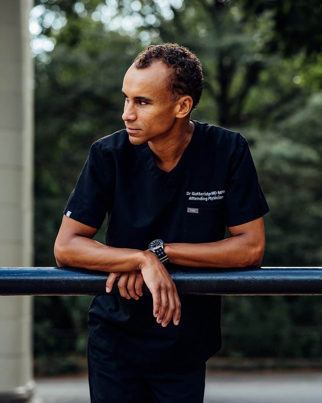 MR PORTERのインスタグラム：「“I can’t tell you how many days I would just walk through the front door silently to the back yard, sit and just cry hysterically.” Join us at 6PM (BST) as we speak to Dr David Gutteridge - @_drdave_ (pictured), an Emergency Doctor at NYU Langone Brooklyn Hospital, New York - about his experiences of working on the frontline of the COVID-19 crisis, and how he’s coped.  Head to the link in bio to read the moving stories of Dr Gutteridge and other medics from across the world who have been required to do extraordinary things during these most challenging times. #TIMEwithHIM #MRPORTERHealthInMind  #MentalHealth #FrontlineWorkers #Covid19」