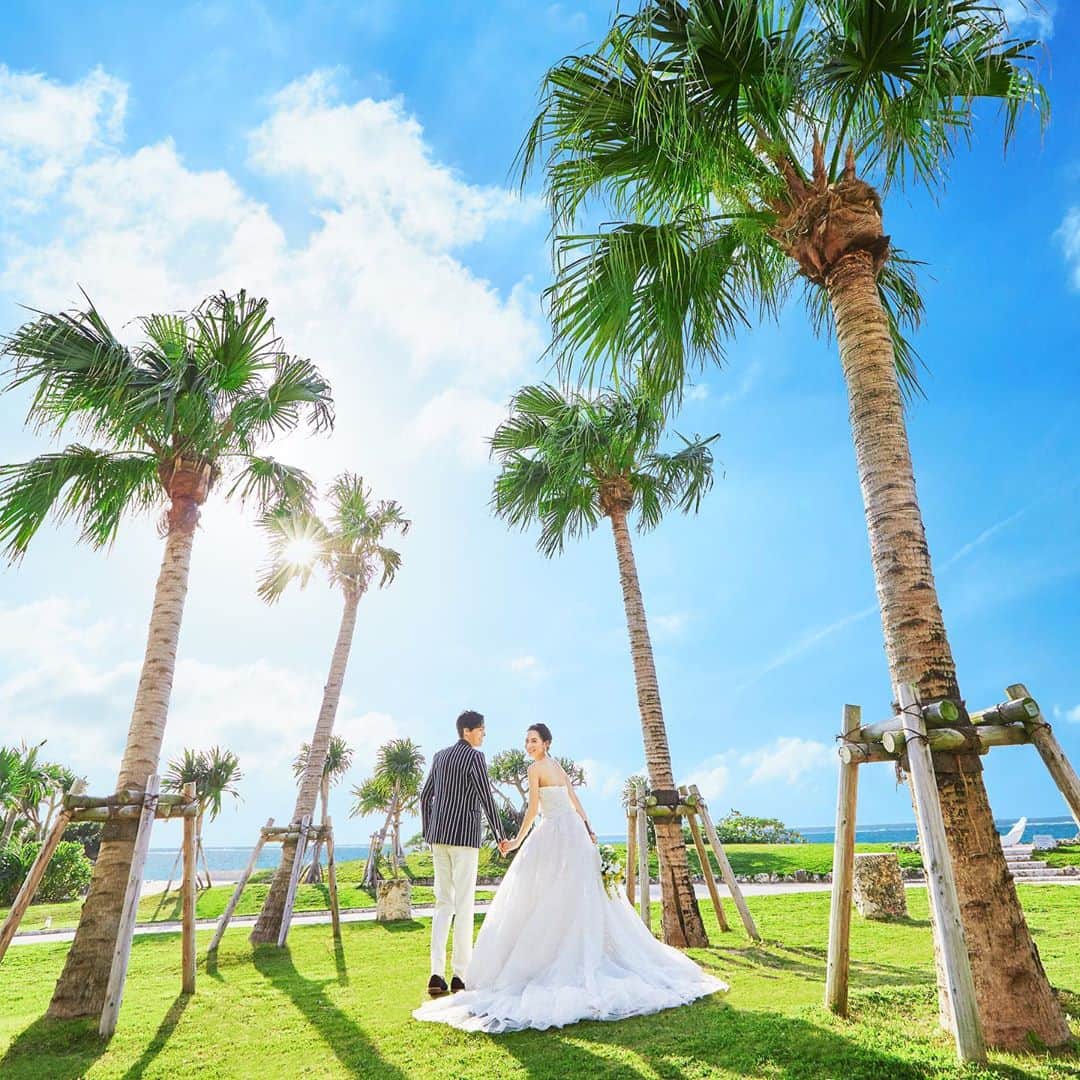 家族挙式さんのインスタグラム写真 - (家族挙式Instagram)「. 想い出深い場所で結婚式を♥ お二人の想い出の地で家族婚 沖縄リゾートならではの演出も◎  会場：#アートグレイス オーシャンフロントガーデンチャペル 沖縄  -------------------  【2020年10月末まで！】   \年内実施の会食•披露宴プランお申し込みで/  ✳︎挙式ムービー66,000円分プレゼント✳︎  ▽詳しくはTOPのリンクから❁ >>> @kazoku_wedding  ----------------------- . ❁テレビCM放映中 ▹▸ ”家族挙式ベスト”なら 【挙式・衣裳・美容・写真】が含まれたプランが99,000円〜叶います＊ ▽予約はTOPのリンクから❁ >>> @kazoku_wedding ------------------- #家族挙式 #ベストアニバーサリー #家族 #Family #家族婚 #bestanniversary #少人数婚 #ウェディング #結婚式準備 #結婚式 #フォトウェディング #プレ花嫁 #卒花 #日本中のプレ花嫁さんと繋がりたい #花嫁 #卒花嫁 #国内挙式 #weddingdress #ウェディングドレス #プラコレ #Dressy花嫁 #2020秋婚 #2021春婚 #2021夏婚 #2020冬婚 #リゾート婚 #沖縄 #王道チャペル #海」10月8日 18時13分 - kazoku_wedding