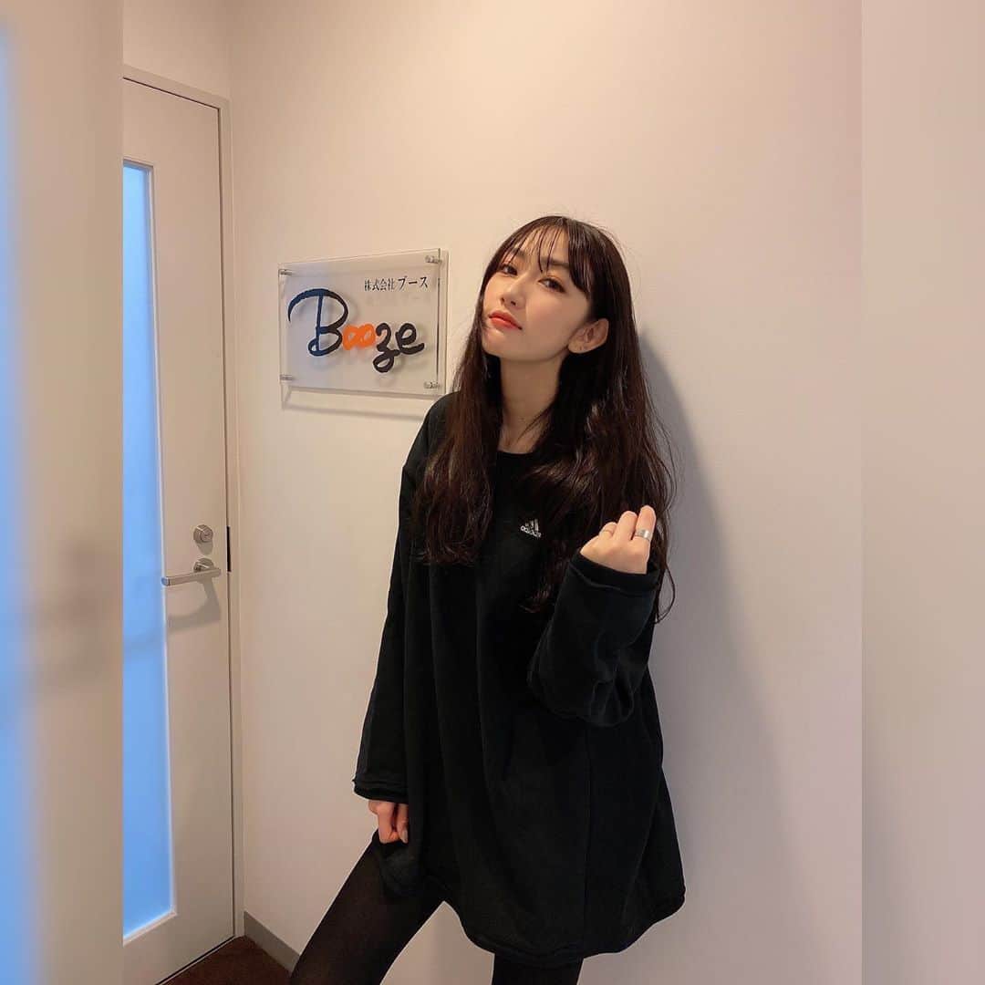 黒田瑞貴のインスタグラム：「事務所にいってきた❤️  写真を撮ってくれてるのは、敏腕マネージャーさんです😆👍🏻 いつもありがとうございます‼︎  #fashion #ootd #ootdfashion #adidas #ホリプロ　#japanesegirl」