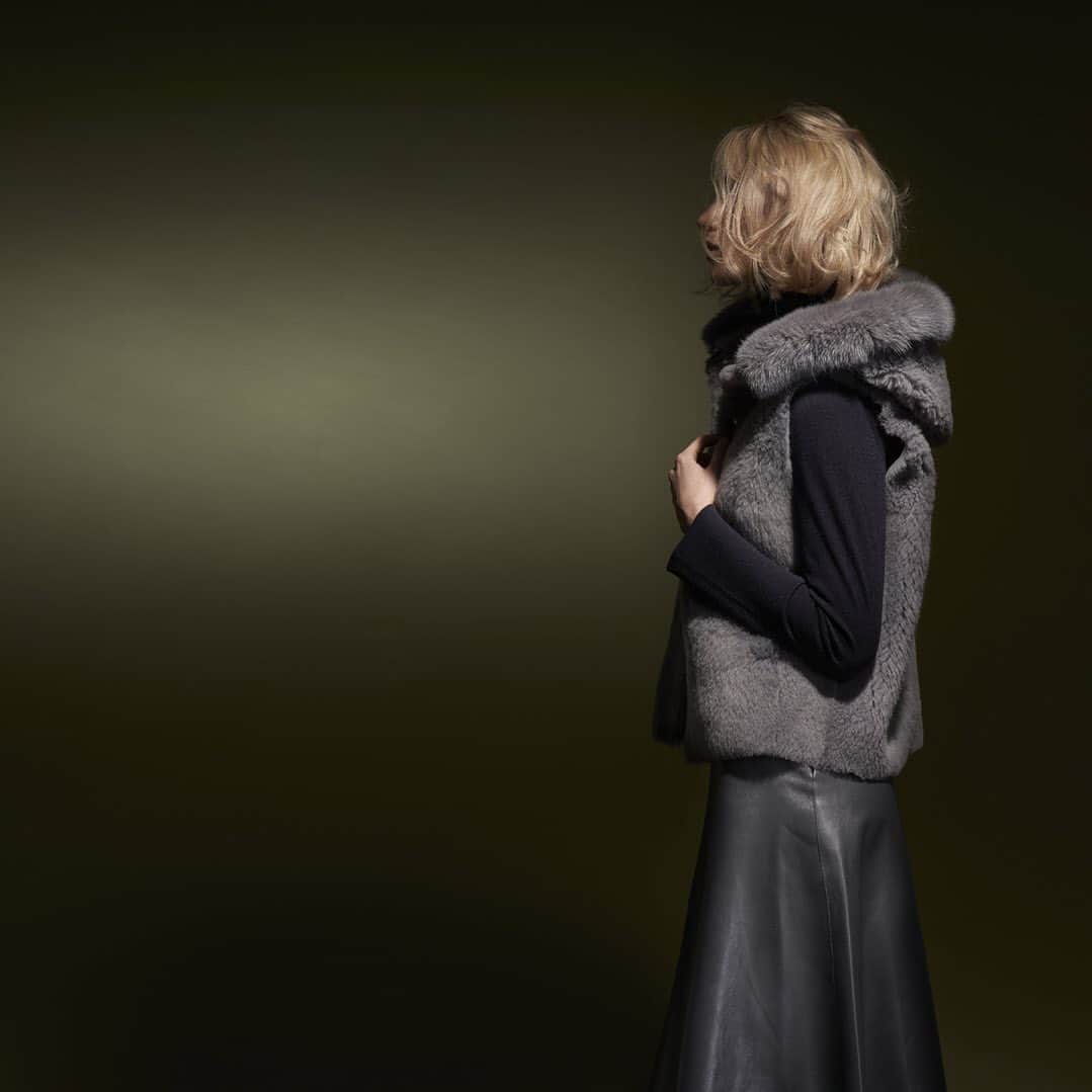 カールドノヒューさんのインスタグラム写真 - (カールドノヒューInstagram)「Sport Lux... Our cashmere touch shearling hooded gilet is worn with the perfect leather skirt in sevruga grey  #25yearsinthemaking #luxurylifestyle #luxuryfashion #shearling #handbags #autumnvibes #luxuryaccessories #fluffy #madeinengland   Photography @rgbdigital  Styling @kanakosato1019 @sagafurs」10月8日 18時11分 - karldonoghue