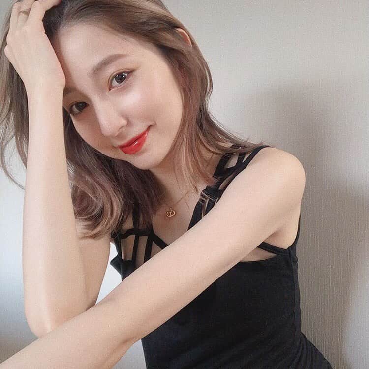松尾 瞳のインスタグラム：「きょう寒いね、、！ もうノースリなんて着れないね🌝🍁 . みんな風邪ひかないように〜〜〜 (って言ってる私は頭と喉が痛い) (たぶん風邪ひいた)」