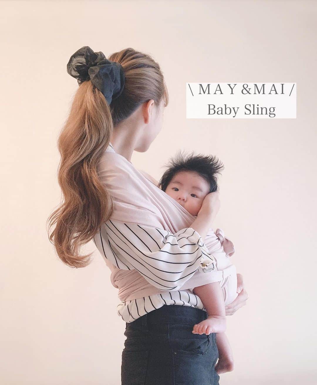 さっぴちゃんのインスタグラム：「... . ひょっこりがっくん👶🏼♡(どーもですっ✋ . 更新したいこと山盛りなのですが ひとまずmay＆maiを☺️𓂂 . なつみさんが出産祝いで送ってくださって 2人目を産んでからは、コンビの抱っこ紐ではなく ずーっとこっちを使ってます(ˊᵕˋ)❤︎ . コンビのはもう少し大きくなったら使う予定✌︎ . お買い物、公園、友達とお出かけする時もいつも 基本的にちび2人連れて行きますが、 コンパクトに畳んで鞄に入れられるから 荷物が増えた気が全然しなくて、あれ？忘れ物あるかな？ って不安になるくらい🤣♡♡♡ . 布製だから持ち運ぶ時にコンパクトなのって 本当にありがたい！ がっくんは付けるとすぐ寝るし、寝ない時でも ご機嫌でふにゃ〜☺️って顔して包まれてます❤︎ . 身長152cmで一番小さいサイズの3を使ってます𓂂 . ただ、ちょっとそれでも私にはゆるくて これ大丈夫かな？って最初は少々不安になったけど がっくんが大きめで産まれて、ぷくぷく 成長してくれているので最近は全く気にならず 使えてます♡ . 付属の紐を巻いて強度を高めるとより安定する❤︎ そして色も可愛くてお気に入りです(ˊᵕˋ)♡♡♡ . なつみさん改めてありがとうございました🥺♡ 今月やっっっと会えるから楽しみすぎる🤪♡ . . ………………………………(♡)……………………………… .」