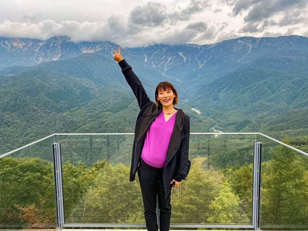 のインスタグラム：「🏔 先週の日曜日 #白馬岩岳マウンテンリゾート へ 快晴でなくても白馬の山々は美しかった🏔✨ 癒され清々しい気持ちに☺️  cafeのスコーンがめっちゃ美味しくてビックリ😳💓 サクッふわ〜🍪😋 また食べたい🤤  #長野 #白馬村 #八方尾根 #八方尾根スキー場 #八方山 #絶景 #景色 #癒される #山 #自然 #紅葉 #北アルプス #白馬岩岳マウンテンハーバー #山頂テラス #山岳 #岩岳 #景観 #hakubamountainharbor #thecitybakery #cafe #scones」
