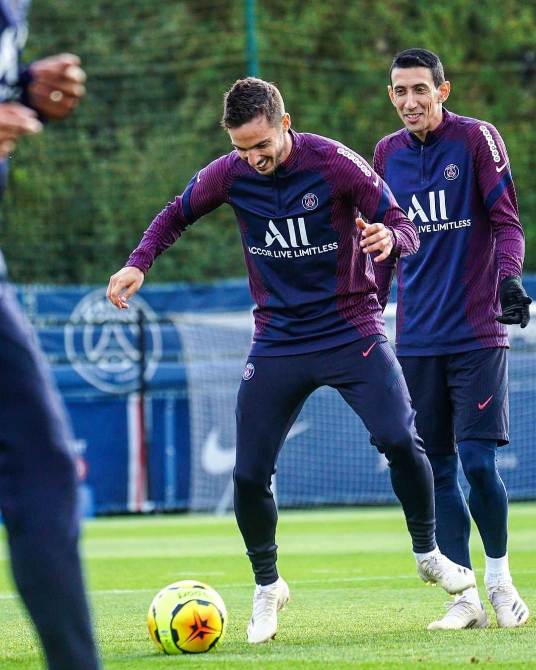 パリ・サンジェルマンFCさんのインスタグラム写真 - (パリ・サンジェルマンFCInstagram)「😄❤️💙  . ⚽️ @pablosarabia92 🤷🏻‍♂️ @angeldimariajm . #ICICESTPARIS #AllezParis #PSG #ParisSaintGermain #DiMaria #Sarabia」10月8日 18時15分 - psg