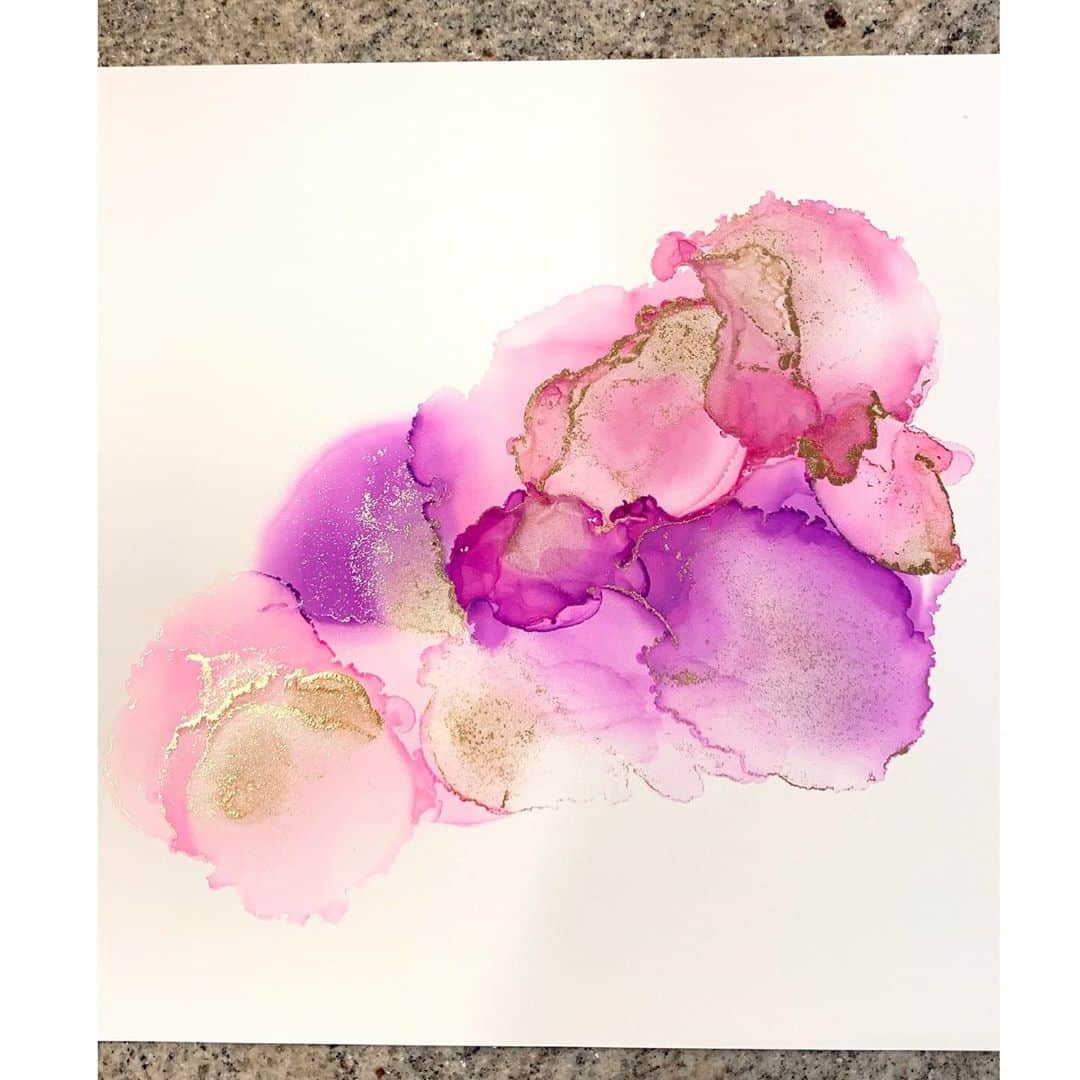 中野公美子さんのインスタグラム写真 - (中野公美子Instagram)「本日の作品。  早速インクを買って来て 作品を描いてみました😊 ピンクとパープルをメインで✨  色々な組み合わせの色を 試してみよう。  #アルコールインクアート #コピックインク #alcoholinkart」10月8日 18時18分 - kumikorion