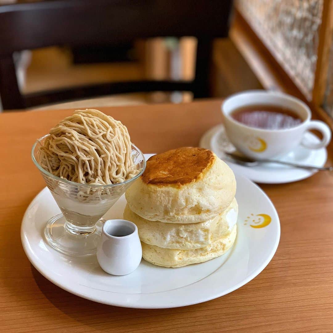 あゆまっくすさんのインスタグラム写真 - (あゆまっくすInstagram)「﻿ ﻿ ◆丹波栗クリームのパンケーキ　1,830円(税込)﻿ ﻿ ﻿ 茶香の10月限定パンケーキ！﻿ ﻿ 茶香人気のパフェシリーズ、今回は旬の丹波栗を贅沢に使ったパフェ🌰﻿ ﻿ たまにやたらと喉が渇くモンブランに出会うのですが(？)﻿ この丹波栗ペーストはとにかく口どけなめらか。﻿ ぼそぼそしてなくて本当においしい〜〜﻿ パフェの中には渋皮栗のアイス、北海道産生クリーム、カリカリのナッツが入っていて最後の一口まで飽きないおいしさです♩﻿ そのまま食べたり、パンケーキにのせたりして楽しみました🥰﻿ ﻿ 早くかぼちゃんも食べたい！﻿ ﻿ ﻿ 提供期間: 2020年10月限定﻿ 訪問店舗: 茶香(北千住駅から徒歩約7分)﻿ ﻿ ﻿ ﻿ ﻿ #茶香#pancake#pancakes#パンケーキ#スフレパンケーキ#🥞#和栗#丹波栗#モンブラン#スイーツ#デザート#いいね返し#カフェ好きな人と繋がりたい#cafe#カフェ#カフェ巡り#東京カフェ#tokyocafe#tokyofoodie#北千住カフェ#北千住グルメ#北千住ランチ#東京パンケーキ#北千住」10月8日 18時18分 - ayumax666