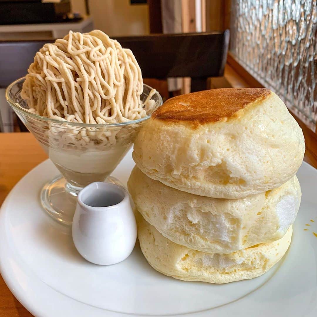 あゆまっくすさんのインスタグラム写真 - (あゆまっくすInstagram)「﻿ ﻿ ◆丹波栗クリームのパンケーキ　1,830円(税込)﻿ ﻿ ﻿ 茶香の10月限定パンケーキ！﻿ ﻿ 茶香人気のパフェシリーズ、今回は旬の丹波栗を贅沢に使ったパフェ🌰﻿ ﻿ たまにやたらと喉が渇くモンブランに出会うのですが(？)﻿ この丹波栗ペーストはとにかく口どけなめらか。﻿ ぼそぼそしてなくて本当においしい〜〜﻿ パフェの中には渋皮栗のアイス、北海道産生クリーム、カリカリのナッツが入っていて最後の一口まで飽きないおいしさです♩﻿ そのまま食べたり、パンケーキにのせたりして楽しみました🥰﻿ ﻿ 早くかぼちゃんも食べたい！﻿ ﻿ ﻿ 提供期間: 2020年10月限定﻿ 訪問店舗: 茶香(北千住駅から徒歩約7分)﻿ ﻿ ﻿ ﻿ ﻿ #茶香#pancake#pancakes#パンケーキ#スフレパンケーキ#🥞#和栗#丹波栗#モンブラン#スイーツ#デザート#いいね返し#カフェ好きな人と繋がりたい#cafe#カフェ#カフェ巡り#東京カフェ#tokyocafe#tokyofoodie#北千住カフェ#北千住グルメ#北千住ランチ#東京パンケーキ#北千住」10月8日 18時18分 - ayumax666