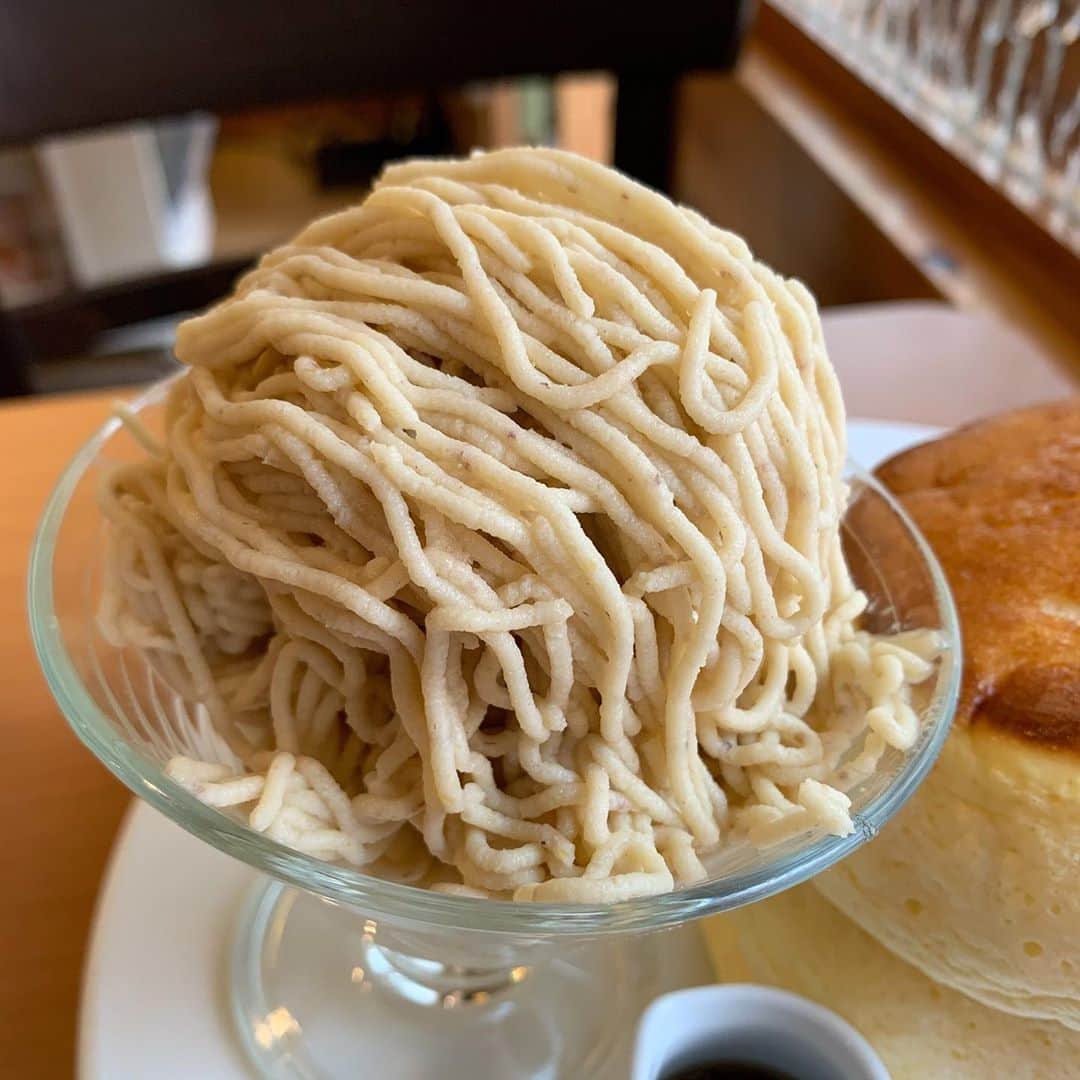 あゆまっくすさんのインスタグラム写真 - (あゆまっくすInstagram)「﻿ ﻿ ◆丹波栗クリームのパンケーキ　1,830円(税込)﻿ ﻿ ﻿ 茶香の10月限定パンケーキ！﻿ ﻿ 茶香人気のパフェシリーズ、今回は旬の丹波栗を贅沢に使ったパフェ🌰﻿ ﻿ たまにやたらと喉が渇くモンブランに出会うのですが(？)﻿ この丹波栗ペーストはとにかく口どけなめらか。﻿ ぼそぼそしてなくて本当においしい〜〜﻿ パフェの中には渋皮栗のアイス、北海道産生クリーム、カリカリのナッツが入っていて最後の一口まで飽きないおいしさです♩﻿ そのまま食べたり、パンケーキにのせたりして楽しみました🥰﻿ ﻿ 早くかぼちゃんも食べたい！﻿ ﻿ ﻿ 提供期間: 2020年10月限定﻿ 訪問店舗: 茶香(北千住駅から徒歩約7分)﻿ ﻿ ﻿ ﻿ ﻿ #茶香#pancake#pancakes#パンケーキ#スフレパンケーキ#🥞#和栗#丹波栗#モンブラン#スイーツ#デザート#いいね返し#カフェ好きな人と繋がりたい#cafe#カフェ#カフェ巡り#東京カフェ#tokyocafe#tokyofoodie#北千住カフェ#北千住グルメ#北千住ランチ#東京パンケーキ#北千住」10月8日 18時18分 - ayumax666