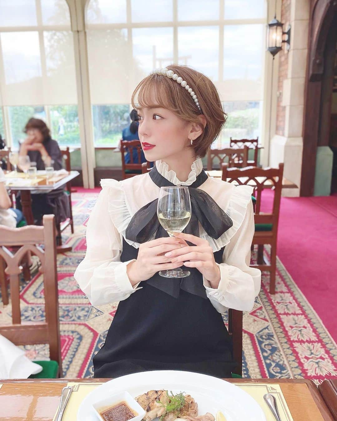 黒田真友香さんのインスタグラム写真 - (黒田真友香Instagram)「10月7日で24歳になりました🎂 沢山のメッセージ、本当にありがとうございます🥺💓  誕生日当日はユニバで過ごしました🌍 沢山お祝いしてもらったから、また別の投稿で書こう〜✏️  この一年を振り返ると、本当に色々あったなあとしみじみ。。😢  まさか大好きな海外旅行に行けなくなる日が来るなんて思いもしなかったし、  フォロワーさんの中には私の海外旅行の投稿が好きで見てくれてる方沢山いるので、それなのに何をメインに発信したらいいんだ？！私の需要どこだ？！って  沢山考えました🤣笑  でも、「また海外行けるようになったら楽しみにしてます！」とか、「国内旅行、メイクの投稿参考になります」って  フォロワーさんからの声沢山いただいて すごくモチベーションに繋がりました🥺本当にありがとう😭💓  この一年は顔タイプ、パーソナルカラーの資格を取って、また今の仕事とは別の方向で好きを仕事にする為のステップアップが一つできたので  また皆さんに有益な情報を発信できて、皆さんの人生が豊かになるような活動ができるようこれからも頑張っていきます！🌼  みんな大好きです😍❤️」10月8日 18時18分 - kurodamayukaxx