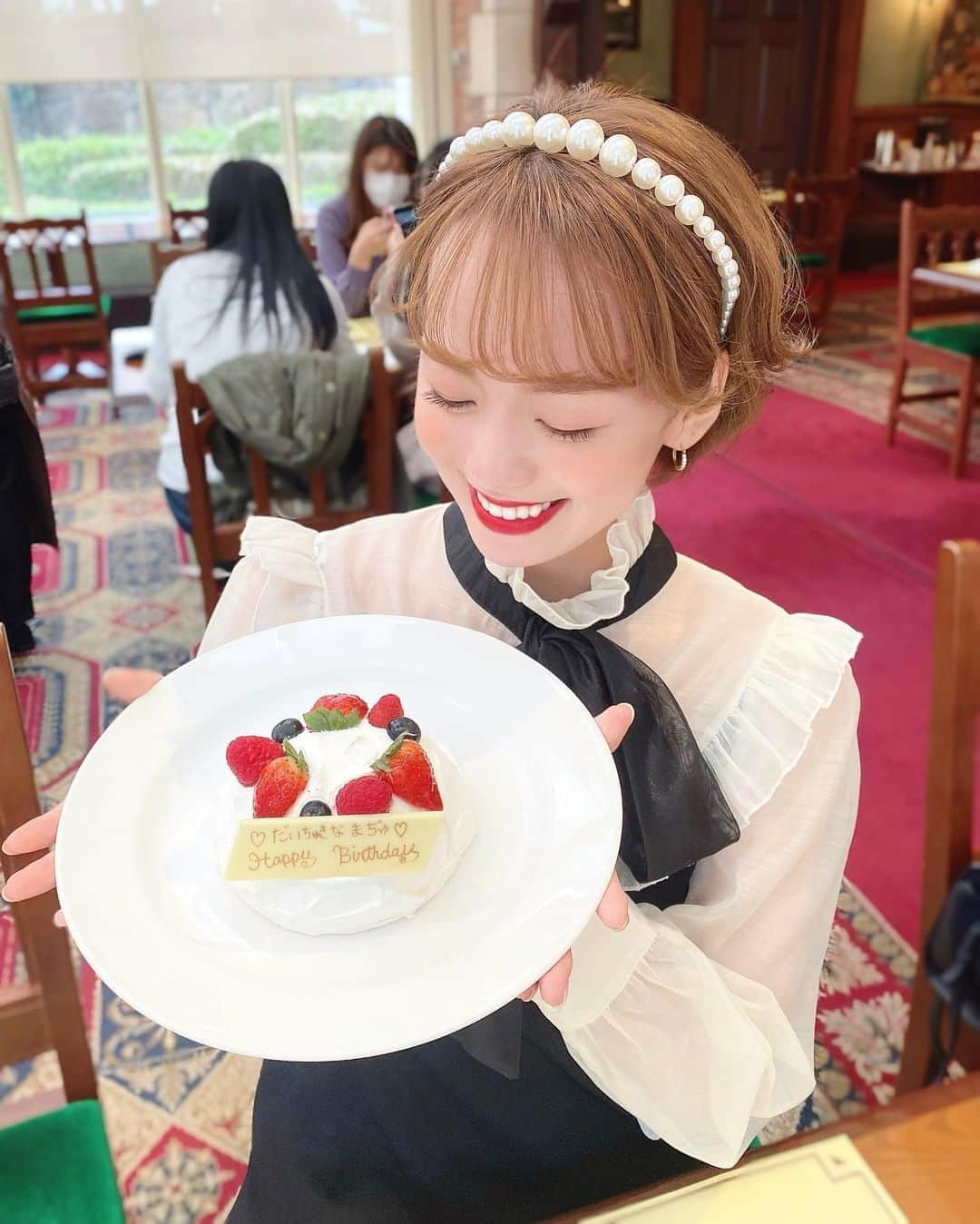 黒田真友香さんのインスタグラム写真 - (黒田真友香Instagram)「10月7日で24歳になりました🎂 沢山のメッセージ、本当にありがとうございます🥺💓  誕生日当日はユニバで過ごしました🌍 沢山お祝いしてもらったから、また別の投稿で書こう〜✏️  この一年を振り返ると、本当に色々あったなあとしみじみ。。😢  まさか大好きな海外旅行に行けなくなる日が来るなんて思いもしなかったし、  フォロワーさんの中には私の海外旅行の投稿が好きで見てくれてる方沢山いるので、それなのに何をメインに発信したらいいんだ？！私の需要どこだ？！って  沢山考えました🤣笑  でも、「また海外行けるようになったら楽しみにしてます！」とか、「国内旅行、メイクの投稿参考になります」って  フォロワーさんからの声沢山いただいて すごくモチベーションに繋がりました🥺本当にありがとう😭💓  この一年は顔タイプ、パーソナルカラーの資格を取って、また今の仕事とは別の方向で好きを仕事にする為のステップアップが一つできたので  また皆さんに有益な情報を発信できて、皆さんの人生が豊かになるような活動ができるようこれからも頑張っていきます！🌼  みんな大好きです😍❤️」10月8日 18時18分 - kurodamayukaxx