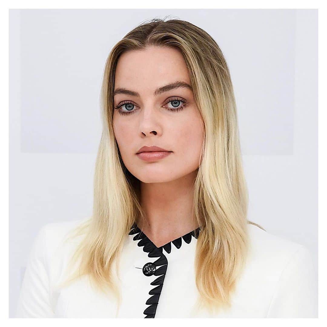 JO BAKERさんのインスタグラム写真 - (JO BAKERInstagram)「M A R G O T • R O B B I E 🇦🇺 Soft seasonal 70’s mood .... for #margotrobbie in London.  #hair @sammcknight1  #makeup by me #jobakermakeupartist using @chanel.beauty   Eyes.. LES 4 OMBRES MULTI-EFFECT QUADRA EYESHADOW 308 - CLAIR-OBSCUR   STYLO OMBRE ET CONTOUR EYESHADOW - LINER - KOHL  12- CONTUR CLAIR   LE VOLUME DE CHANEL  MASCARA 20- Brun / Brown  Cheeks.. JOUES CONTRASTE Powder Blush 99 - ROSE PÉTALE  Lips.. ROUGE COCO FLASH 53 - Chicness  #💋」10月8日 18時19分 - missjobaker
