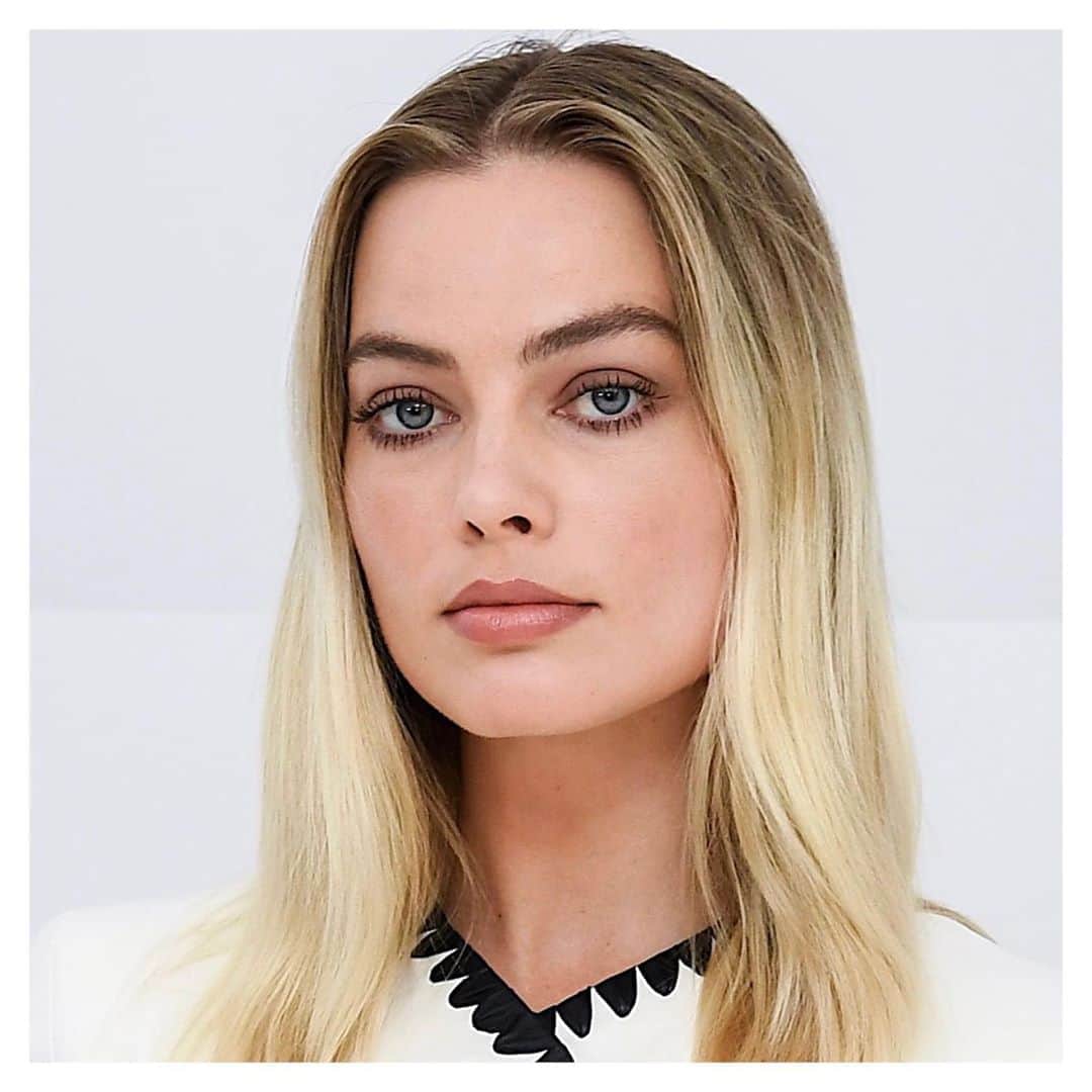 JO BAKERのインスタグラム：「M A R G O T • R O B B I E 🇦🇺 Soft seasonal 70’s mood .... for #margotrobbie in London.  #hair @sammcknight1  #makeup by me #jobakermakeupartist using @chanel.beauty   Eyes.. LES 4 OMBRES MULTI-EFFECT QUADRA EYESHADOW 308 - CLAIR-OBSCUR   STYLO OMBRE ET CONTOUR EYESHADOW - LINER - KOHL  12- CONTUR CLAIR   LE VOLUME DE CHANEL  MASCARA 20- Brun / Brown  Cheeks.. JOUES CONTRASTE Powder Blush 99 - ROSE PÉTALE  Lips.. ROUGE COCO FLASH 53 - Chicness  #💋」