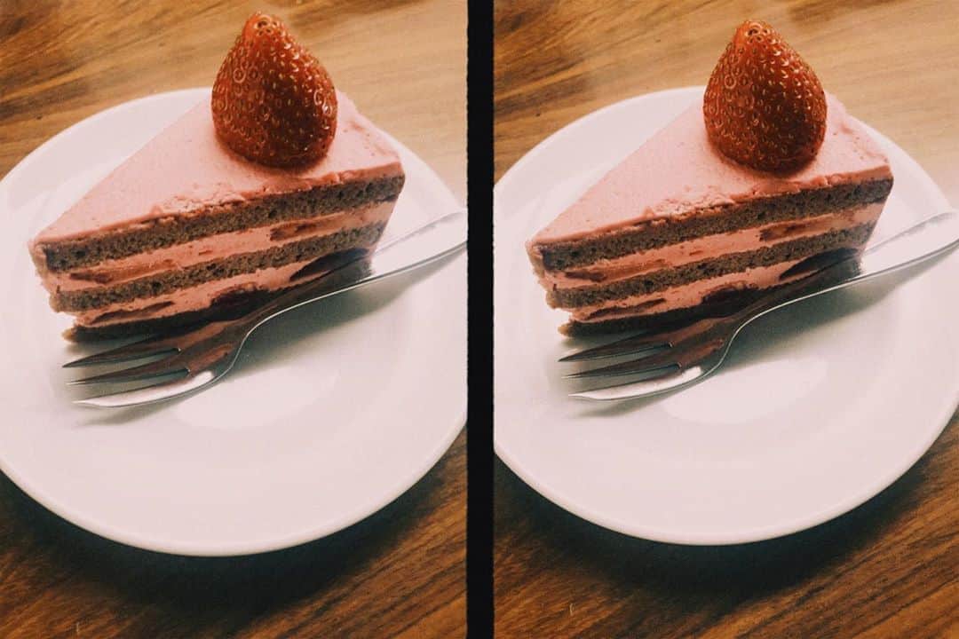 板橋よしえのインスタグラム：「. ＳＴＲＡＷＢＥＲＲＹ ＳＨＯＲＴＣＡＫＥ🍓🍓 ＰＩＮＫ×ＲＥＤの組み合わせ 永遠に好き！」