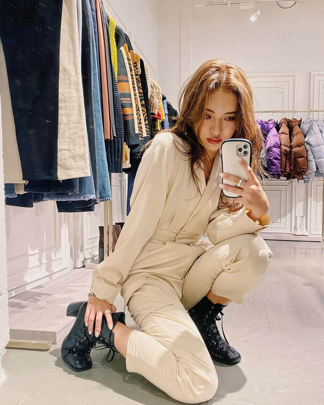佐々木彩乃のインスタグラム：「本格的に寒くなってきたので秋冬服たくさん買いました😊 今年の冬はいつもより明るめカラーを集めがちでこのジャンプスーツもホワイトを🤍」