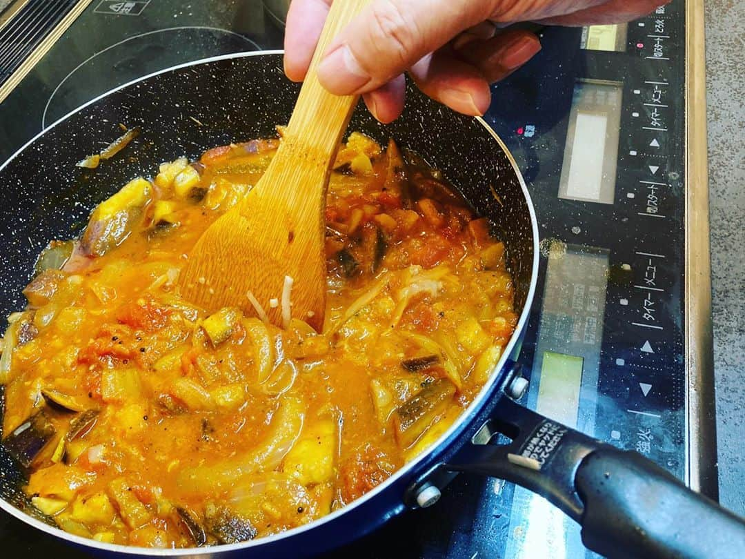 酒井莉加のインスタグラム：「今日は前から約束していたパパとのカレー作り。 パパは帰ってくるなりいきなりのスイッチオン！ 急に猫の部屋を分解して全てを洗いまた組み立て作業。 え！？疲れないのか？カレーは？どうなる？？ と、結果長女の迎えまで次女のお昼寝と一緒にダラダラして、今日はウーバーイーツ頼もうか？  とかパパの提案。 ウーバーイーツなんて1度も頼んだ事ないんだけどね、まず登録から多分始まるんだろうなぁ。とか思っていたらお気に入りのお店の食べたい商品が対象外だったらしく、ウーバーイーツ諦め、、、。  そうこうしたら、今度は何故か私のスイッチが入りカレー作ろう！ となり、一気に作り出す方向へ👍☺️  長女は最近この、お店でしか食べれないカレーを私が作るのをとても喜ぶので、玉ねぎ炒め時点で、わぁ、美味しそう❤️ と声援をくれ、玉ねぎ炒めもヘコタレずに出来た。  問題はパパ。 ナスのカレーとしか決めてない。  スタータースパイスも、え、これで大丈夫なのか？ と色々カレー作りを習って来た身として、オカシナ行動ばかり。 スタータースパイス、パウダースパイスに関してはタグ付けの物を見てください。志らくのアカウントです。  で、いきなり鍋にスパイスを投入しようとしたので、待って！それは油に香りを移すためにあるから、油！！ とか、玉ねぎ炒めに無駄にただかき混ぜてるから無駄だよ！ とか。w  スパイス何使うの？ と聞いたらえー、なんでもいいよ。３つくらい有ればいいんでしょ？と３つのスパイスをチョイス。 私もこれでナスのカレーが大丈夫なのかもわからない。  もう口出しが面倒なので私は私で娘が喜ぶであろうエビのカレーに没頭。  その横で、何でもかんでもいれちゃうんですよ、パパ。 これは多分アカウントには載せてないと思います。  変な物とかではないですが、、、投入する時私は、え！！！？？？ 絶対無理！！！それ失敗するよ！！！  と言っても何度も味見を繰り返す。そして1度辛くなったんだけど、私が使っていたココナッツミルクで辛さを回避。  どうせめちゃくちゃなやつが出来るんだろうと思って、味見して。 と言うので味見をしたら！！！！  何これ。 めっちゃ美味しいやん。  私めちゃくちゃ時間かかってんのに、多分私の物と志らくの物がお店で出てきて、スパイスや、味覚がめちゃくちゃ鋭い人じゃない限り、多分志らくのカレーが🍛美味しい！！！  となるような味でした。 なんなの！！？？ 娘もパパのカレーを大絶賛！！😩  くそ〜負けた！！！ 結果、料理って自分の味覚を信じて作ることが1番なのかなぁ？😭😭  お店で出てきてもわ！これ、新しいスパイスカレーだ！！ とか思いそうな味だった😊💕  スパイスは奥深い。  #カレー　#志らくカレー　#スパイス　#家族の楽しみ」