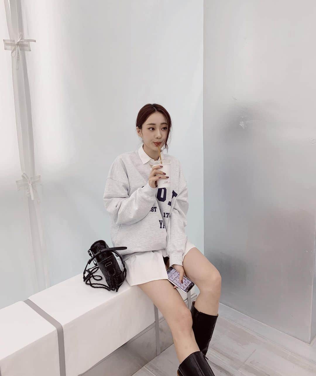 ギョンリ のインスタグラム：「오늘 가을 룩북 찍었댜, 추워지기 전에 얼른 편집하쟈🥶」