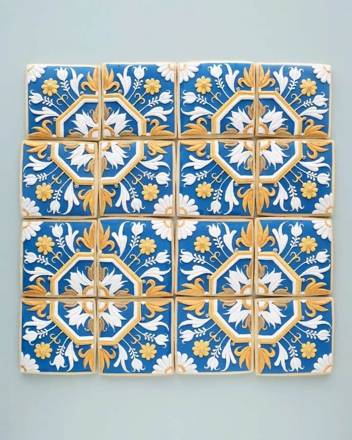 KUNIKAのインスタグラム：「Home made azulejo cookies🔹🔹🔹﻿ ﻿ いろんなデザインでタイル作る楽しみが増えました💙﻿ いつか自分の家の壁に使いたいな。。﻿ ﻿ #artofkunika」